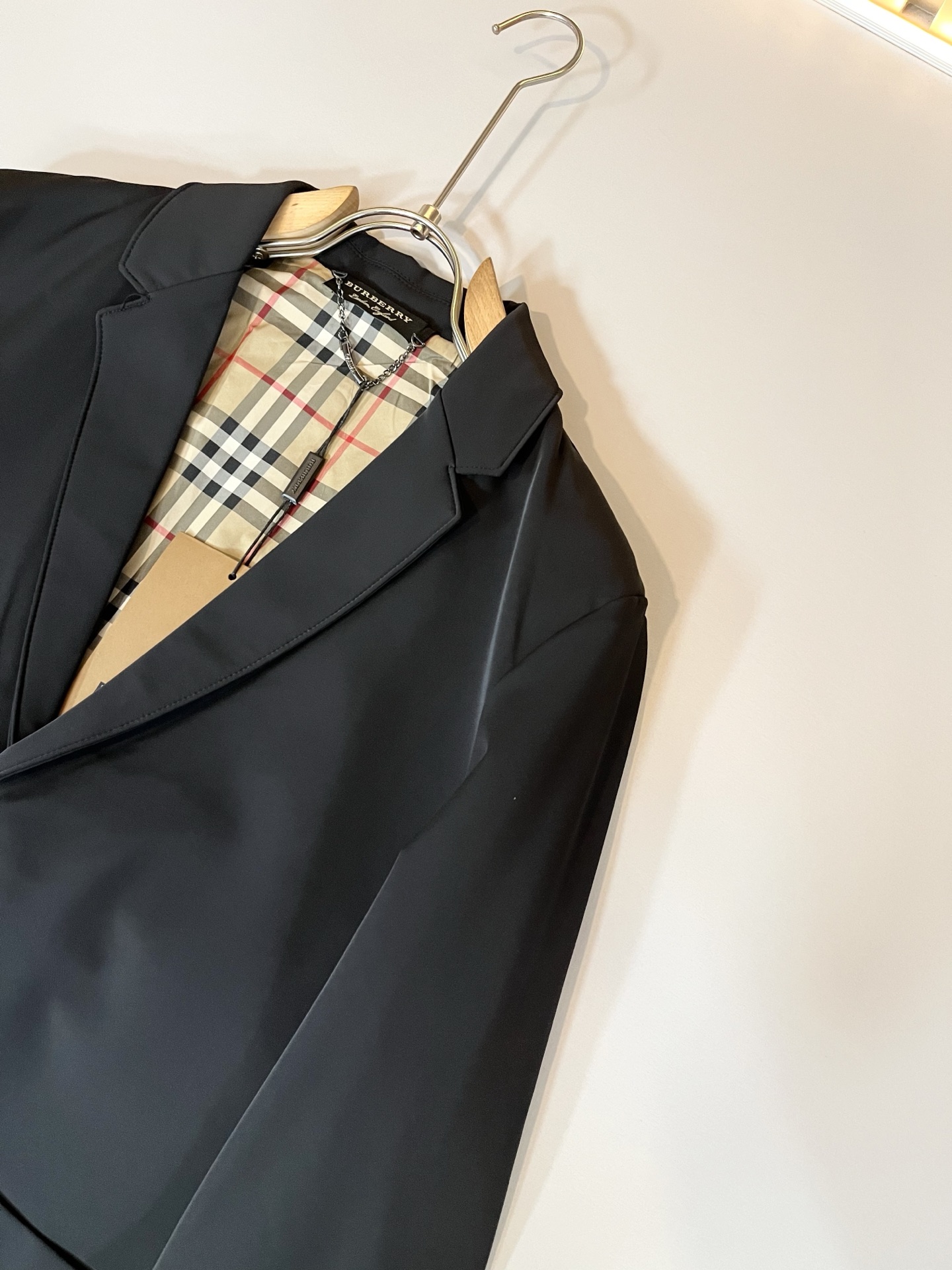 Bur*erry 巴*莉 2025秋冬新款经典男士西装夹克外套，品牌经典格子设计元素！既不单调也不复杂,