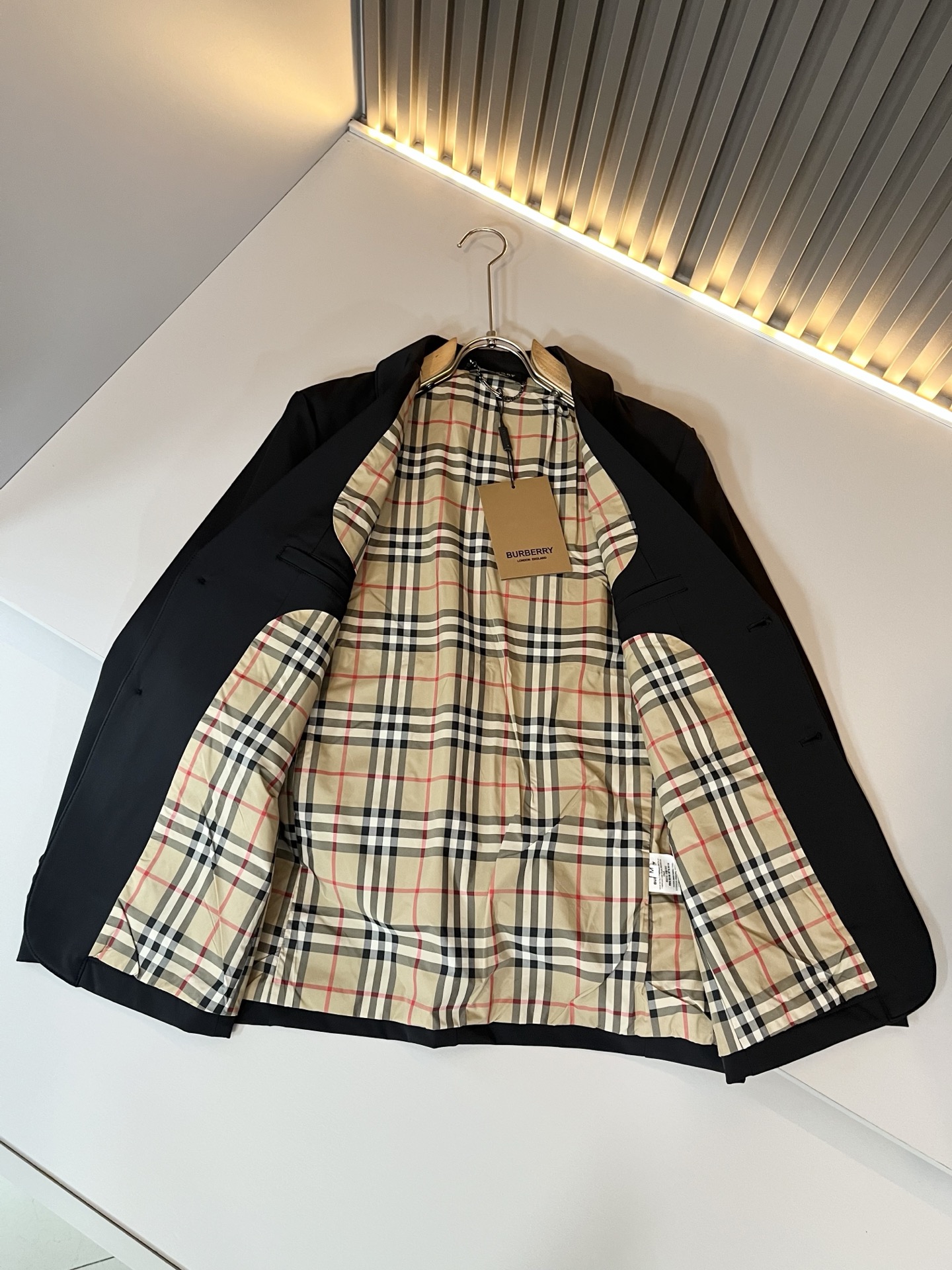 Bur*erry 巴*莉 2025秋冬新款经典男士西装夹克外套，品牌经典格子设计元素！既不单调也不复杂,