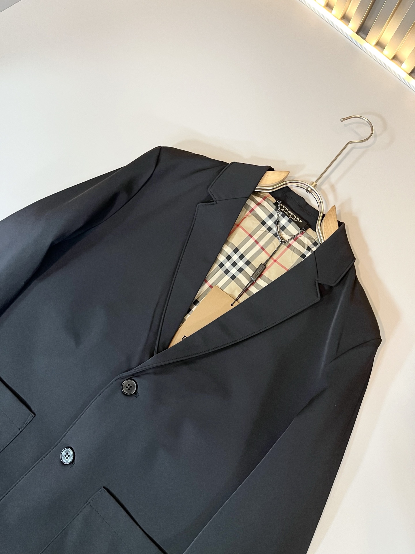 Bur*erry 巴*莉 2025秋冬新款经典男士西装夹克外套，品牌经典格子设计元素！既不单调也不复杂,