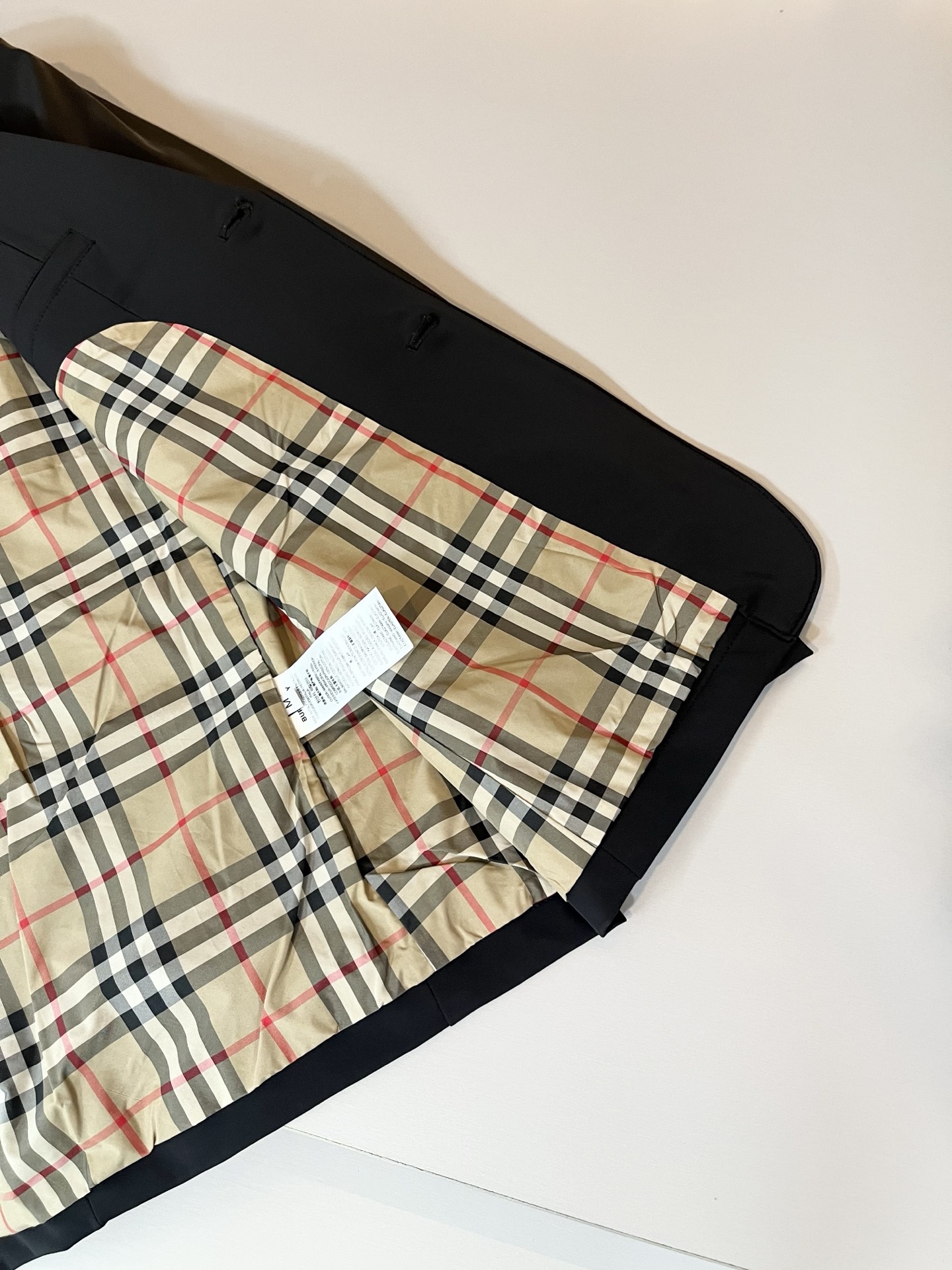 Bur*erry 巴*莉 2025秋冬新款经典男士西装夹克外套，品牌经典格子设计元素！既不单调也不复杂,