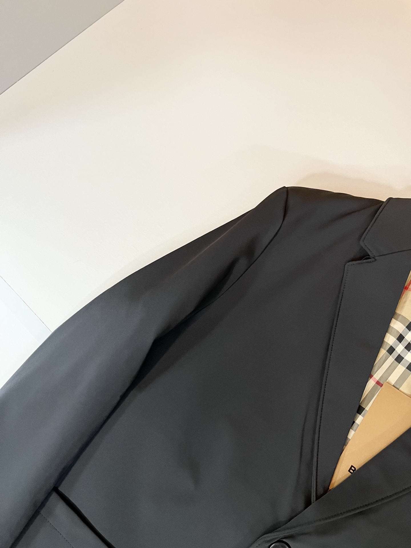 Bur*erry 巴*莉 2025秋冬新款经典男士西装夹克外套，品牌经典格子设计元素！既不单调也不复杂,