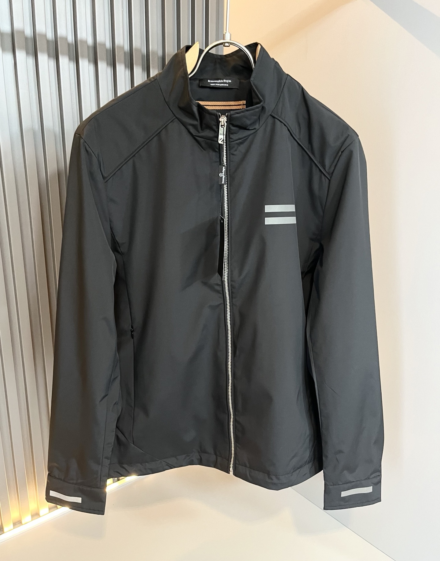 NO:531886,Ermenegildo Zeg*aJia New autumn and winter men's jacket, foreign trade company order!  Customer-supplied polyester fiber material, chest logo pattern printing design!  It is one of the classic exclusive fabrics of Zenia!  The texture is light, soft and delicate, but the shape is straight and stylish!  It adopts a multi-layer structure and has windproof performance. The pockets are decorated with details and are extremely luxurious... Perfectly interpreting high-quality quality. Customized original hardware is available for customers!  Size M-3XL, zegna, jackets & coats, jackets & coats, alexander wang19860909Ermenegildo Zeg*a杰*亚 秋冬新款男士夹克外套,外贸公司订单！客供聚酯纤维材质,胸前logo图案印花设计！是杰尼亚经典的专有织物之一！ 质地轻盈、触感又柔软细腻、但型态又笔挺有型！ 采用多层结构、具备防风性能. 口袋饰有细节、奢华极致… 完美演绎高品质品相.客供定制原版五金！尺码M-3XL,,zegna,jackets & coats,jackets & coats,alexander wang,Men's clothing