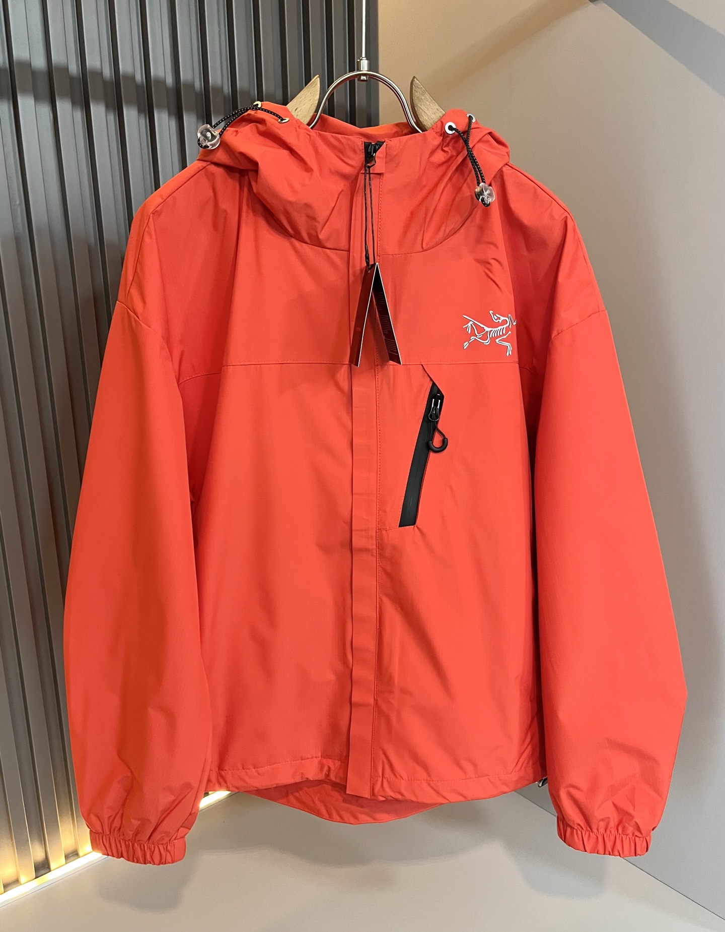 NO:530710,ARCTER*X Original Archaeological Bird 2025 autumn and winter new men and women's same jacket jacket, outdoor brands may first think of Canadian goose and Archaeological Bird. It gives people a feeling of trying out the label!  In addition to being quite accomplished in style design, the most obvious or most expert should be to have deeper and unique insights and attainments in fabrics. Through continuous structural research and problem-solving, and characterized by unique research on fabrics, these alone are enough to support it to become the first new logo brand image in the clothing manufacturing industry. This model is made of quick-drying fabric!  Through precision, the hand feels smooth and soft, and both has natural beauty and comfort. The large body style is cut cleanly and cleanly, and the fabric shows a different hazy structural beauty. It is made of exclusive mold customization. The fabric and its technology test the workers, can be smooth and smooth without wrinkles!  Chest logo pattern glue-press design!  It really tests the handmade work of every master!  It makes the overall clean and neat, without leaving any thread. Now the neutrality that pursues life is more refined in life!  Size M-3XL, arc'teryx,jackets & coats,jackets & coats,alexander wang19860909ARCTER*X始*祖鸟 2025秋冬新款男女同款夹克外套,户外品牌可能大家第一想到的就是加拿大鹅、始祖鸟.给人一种标签试的感觉！除了在款式设计上颇有造诣之外,最明显或者说最为拿手的,应该就是在面料上的拥有更深独特见解跟造诣了.通过不断地结构研究和问题处理,在以面料独特研究为特征,仅凭这些就已经足以支撑其成为服装制造行业中,首屈可数的新标志品牌形象.此款采用速干面料材质！通过精工手感细滑柔软,同时兼具自然美感跟舒适度.大身上版型裁剪简洁干净,面料上显现出了不一样朦胧的结构性美感来.独家开模定制而成,面料及其考验工人的技术,能做到平整服帖又不起皱！胸前logo图案压胶设计！真的是很考验每位师傅的手工制作！使得整体干净利索,不留一丝线头.现在对于生活有所追求的中性也在生活中更为精致！尺码M-3XL,arc'teryx,jackets & coats,jackets & coats,alexander wang,Men's clothing