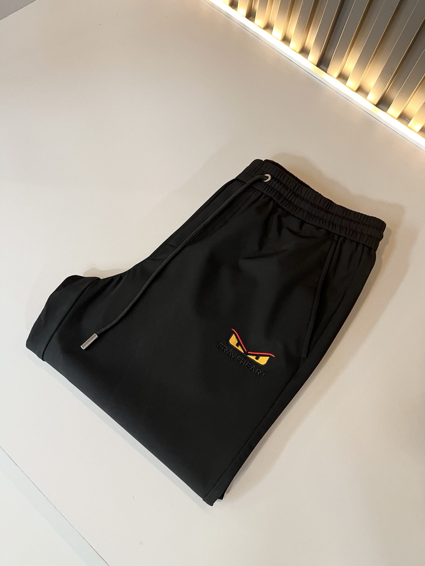 NO:525313,FEN*DI FEN*DI new classic casual versatile drawstring casual pants in autumn and winter, trading company channel orders, FD early spring versatile casual shorts, trendy design among big brands, original exclusive polyester fiber material for customer supply!  It has a wide feeling and will not soften and have a texture!  The wiring is neat and delicate, the waist is customized drawstring, logo embroidery design!  Showing the brand’s accent, it is the most fashionable to wear any short sleeves at will. It is the first choice for spring and summer wardrobe and one of the must-have brands in fashion trendsetter wardrobe!  Very brand recognition!  And the creation of bright devil eyes is very eye-catching!  The drawstring design is very user-friendly, and the overall versatile and beautiful!  Size M-3XL, fendi, shorts, T-shirt, alexander wang19860909FEN*DI芬*迪 秋冬新款经典休闲百搭抽绳休闲裤,贸易公司渠道订单,FD早春百搭休闲短裤,大牌中的潮流设计,客供原版专属聚酯纤维材质！自带挺阔感不会软塌有质感！走线工整细腻,腰部定制抽绳,标志logo刺绣设计！彰显品牌腔调,随意搭任何短袖都是最时尚的存在,春夏衣橱首选单品,时尚弄潮儿衣柜中必备品牌之一！非常具有品牌辨识度！且亮色恶魔眼的打造,十足吸睛！抽绳的设计非常人性化,整体百搭又好看！尺码M-3XL,,fendi,shorts,T-shirt,alexander wang,Men's clothing