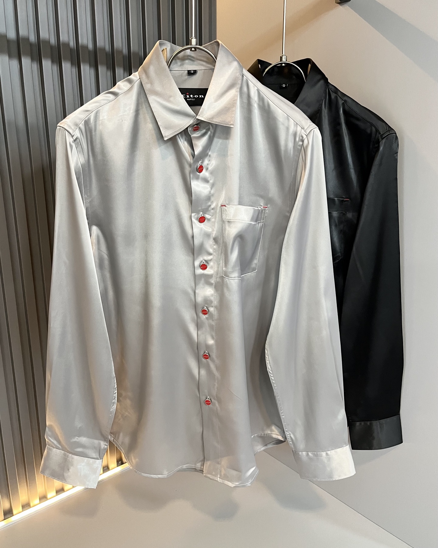 NO:526470,Kiton's new autumn and winter long-sleeved shirt is a fashionable and versatile item that many celebrities love to wear!  Friends who like classic and simple must not miss this one!  The calm and atmospheric brand style has always been favored by the upper class! It is also the best choice for fashionable items!  The upper body is so handsome, highly recommended!  !  !  In addition to its own brand added value, the biggest attraction of this shirt is that this shirt has a high cost-effectiveness in terms of color matching and material!  Customized original exclusive silk material design!  Environmentally friendly washing, customized fabric, pre-shrinkage treatment to ensure a crisp style, the fabric feels super soft and smooth and sweat-absorbing!  Good elasticity, no deformation in washing water, comfortable and smooth feel, soft and comfortable upper body, classic fashionable lapel design, simple and not complicated, very pleasing to the eye!  Code number M-3XL, alexander wang19860909Kiton 秋冬新款男士长袖衬衣,众多明星都爱穿的时尚百搭单品！喜欢经典简约的朋友,一定不能错过了这款！沉稳大气的品牌风格一直以来备受上层人士的青睐!也是时尚单品的不二之选！ 上身帅到爆了,强烈推荐！！！这件衬衣最大的吸引力除了他本身的品牌附加值,更加肯定的是这款衬衣无论在颜色搭配还是材质上都有很高的性价比！ 定制原版专属丝绸材质设计！环保水洗,定制面料,预缩处理,确保版型的挺括,面料手感超柔顺滑又吸汗！弹性好,洗水不变形,手感舒适顺滑,上身柔和舒适,经典的时尚翻领设计,精简不繁,很是耐看！码数M-3XL,,alexander wang,Men's clothing