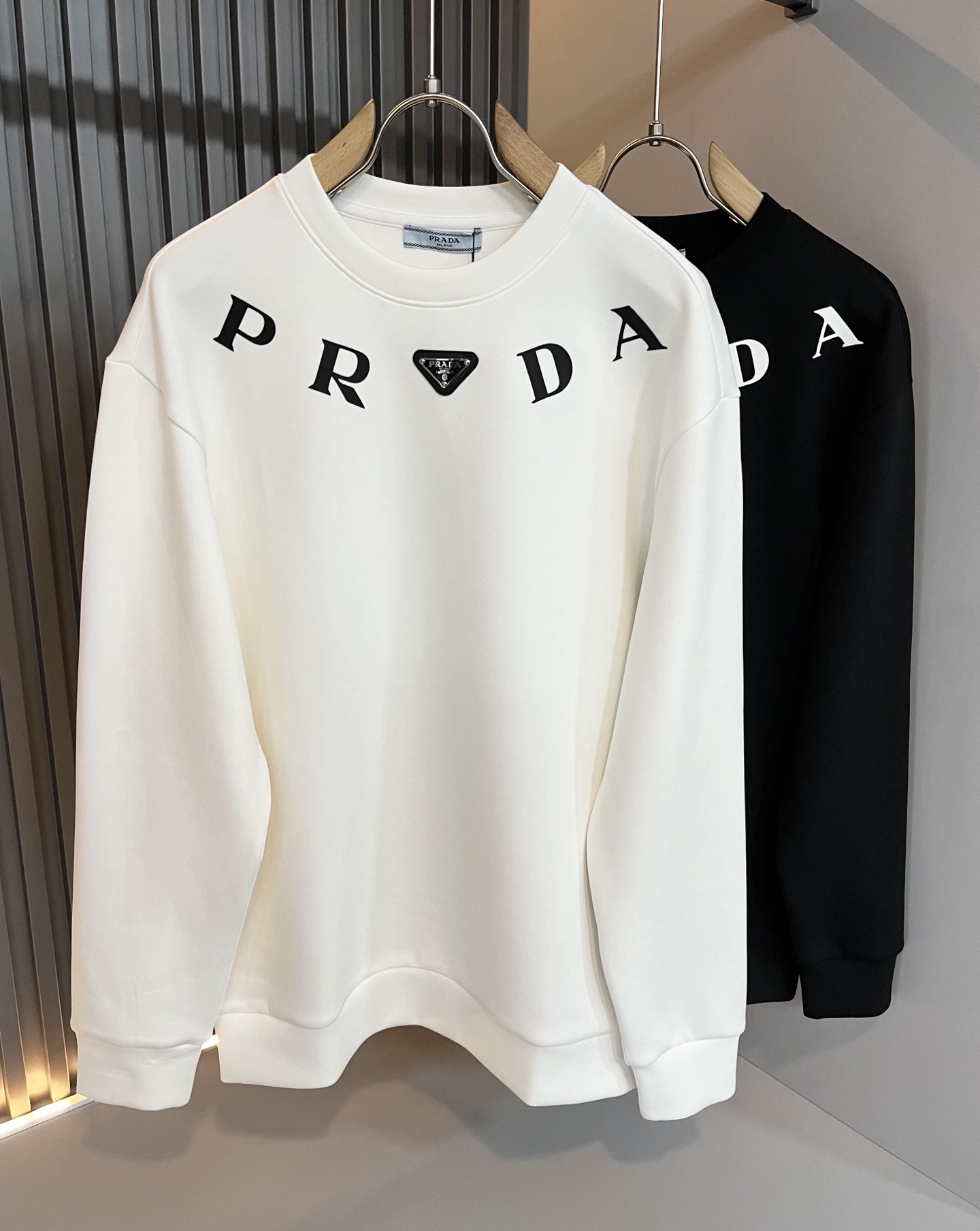 NO:526481,PRAD*A Pu*da autumn and winter new men and women's same long-sleeved sweatshirt, the latest model is exclusively available on the entire network!  !  ~ It is classic and fashionable and versatile, who doesn’t like it? It will show the classic again. It is very pleasing to the eye and comes with a low luxury halo and recognition!  Pr*da's traditional brand concept and modern advanced technology are perfectly combined. Coupled with the extremely modern and simple design, P's exclusive three-dimensional logo pattern glue pressing design!  Customized 100% imported pure cotton fabric!  The texture of this model is quite touching, the specifications and grades are known with tentacles. The degree of delicateness and breathability are top-notch!  Size S-XL, prada, hoodie, sweatshirts, alexander wang19860909PRAD*A普*达秋冬新款男女同款长袖卫衣,最新款全网独家首上！！~既经典有时尚百搭,谁不爱啊,将经典再次展现,非常的耐看,自带低奢光环与辨识度！Pr*da传统的品牌理念和现代化的先进技术进行了完美结合.加上极其现代摩登风范的简约设计,p家专属立体logo图案压胶设计！定制百分百进口纯棉的面料！此款的质感相当感人 触手便知规格档次 细腻程度与透气效果堪称顶级！尺码S-XL,,prada,hoodie,sweatshirts,alexander wang,Men's clothing