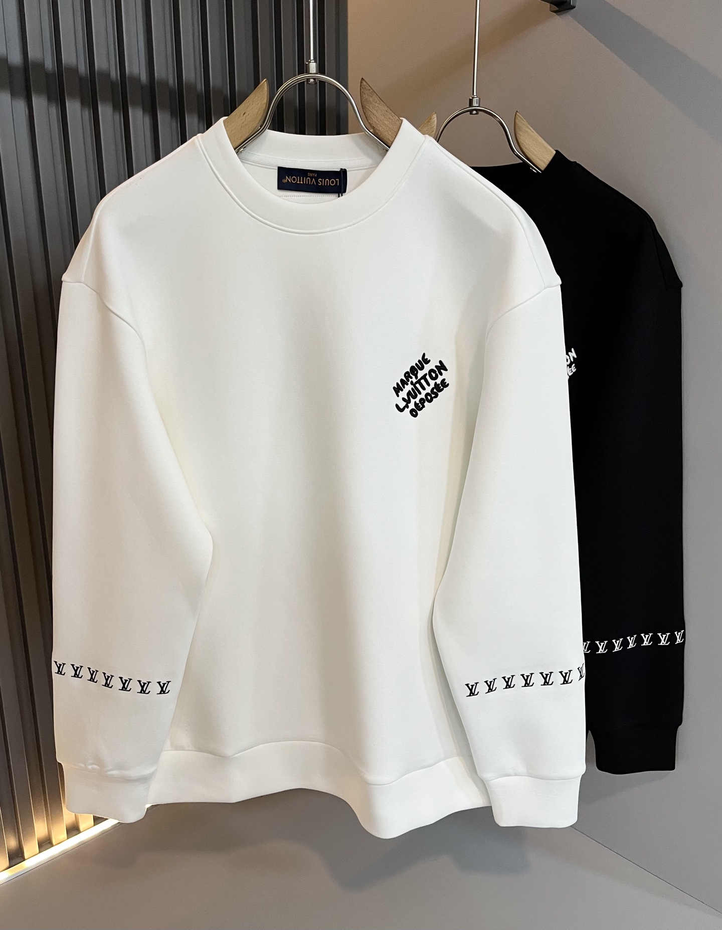 NO:530687,LouisVuitt*Louis*Deng The new series of autumn and winter products in 2025 are launched, a very fashionable and avant-garde long-sleeved sweatshirt for men and women, with logo embroidery pattern design on the chest!  Different from the past, it declares the design concept that has been passed down for many years in the brand!  Its eye-catchingness is no less than any classic style, perfectly presenting the fashionable, high-end and luxurious feeling in front of the world!  Made of imported cotton materials, selected high-quality pure cotton fabrics, soft and soft to the touch, the real thing is definitely beyond your imagination, and it has been used to the extreme!  Size S-XL, louis vuitton,louis vuitton,hoodie,sweatshirts,alexander wang19860909LouisVuitt*路易*登 2025秋冬全新系列单品上线,非常时髦前卫的一款男女同款长袖卫衣,胸前标识logo刺绣图案设计！区别于以往的不同,宣示品牌传承多年的设计理念！其吸睛度完全不亚于任何经典款式,将时髦高级感与奢华感完美呈现在世人眼前！客供进口全棉材质制成,精选优质纯棉面料,触感软糯亲肤细腻,实物到手绝对超乎你的想象,发挥到了极致！尺码S-XL,,louis vuitton,louis vuitton,hoodie,sweatshirts,alexander wang,Men's clothing