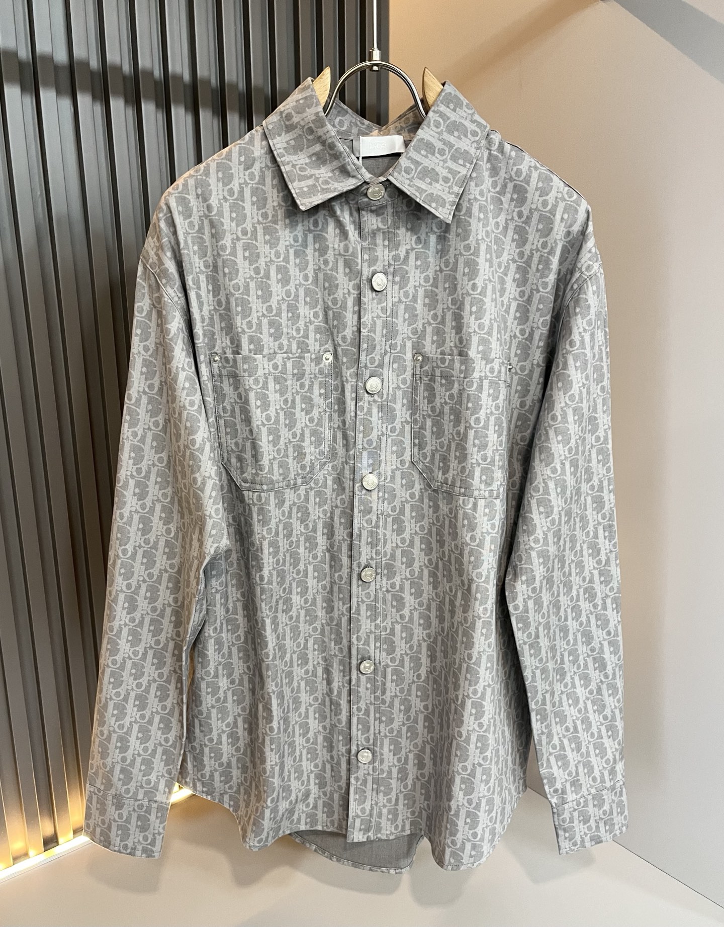 Dior 迪奥2025秋冬新款男女同款👫衬衣，品牌最新设计元素！既不单调也不复杂,恰到好处的展现品味！客