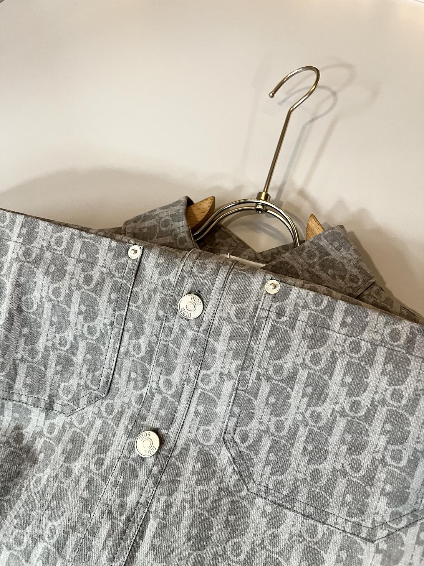 Dior 迪奥2025秋冬新款男女同款👫衬衣，品牌最新设计元素！既不单调也不复杂,恰到好处的展现品味！客