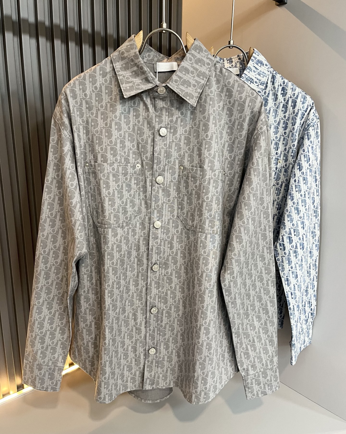 Dior 迪奥2025秋冬新款男女同款👫衬衣，品牌最新设计元素！既不单调也不复杂,恰到好处的展现品味！客