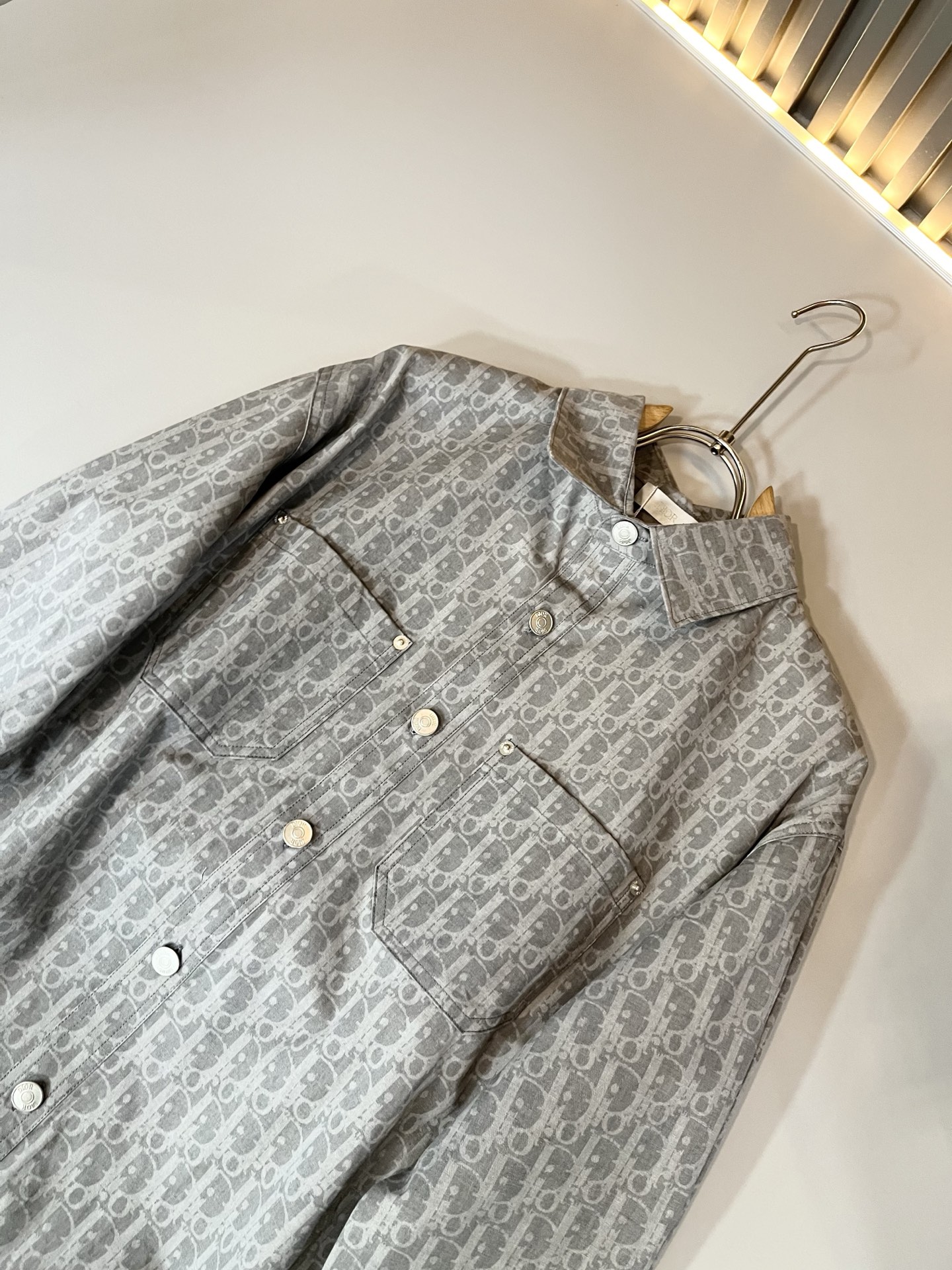 Dior 迪奥2025秋冬新款男女同款👫衬衣，品牌最新设计元素！既不单调也不复杂,恰到好处的展现品味！客