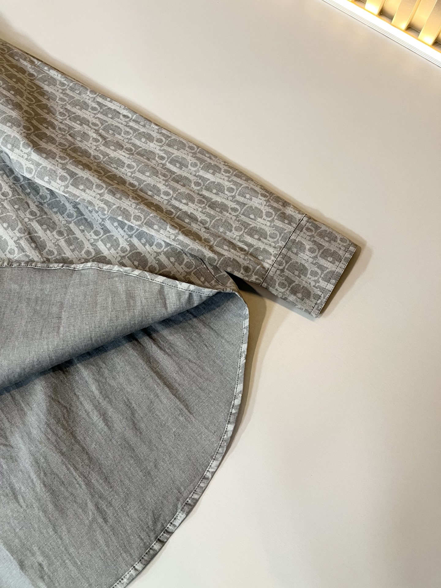 Dior 迪奥2025秋冬新款男女同款👫衬衣，品牌最新设计元素！既不单调也不复杂,恰到好处的展现品味！客