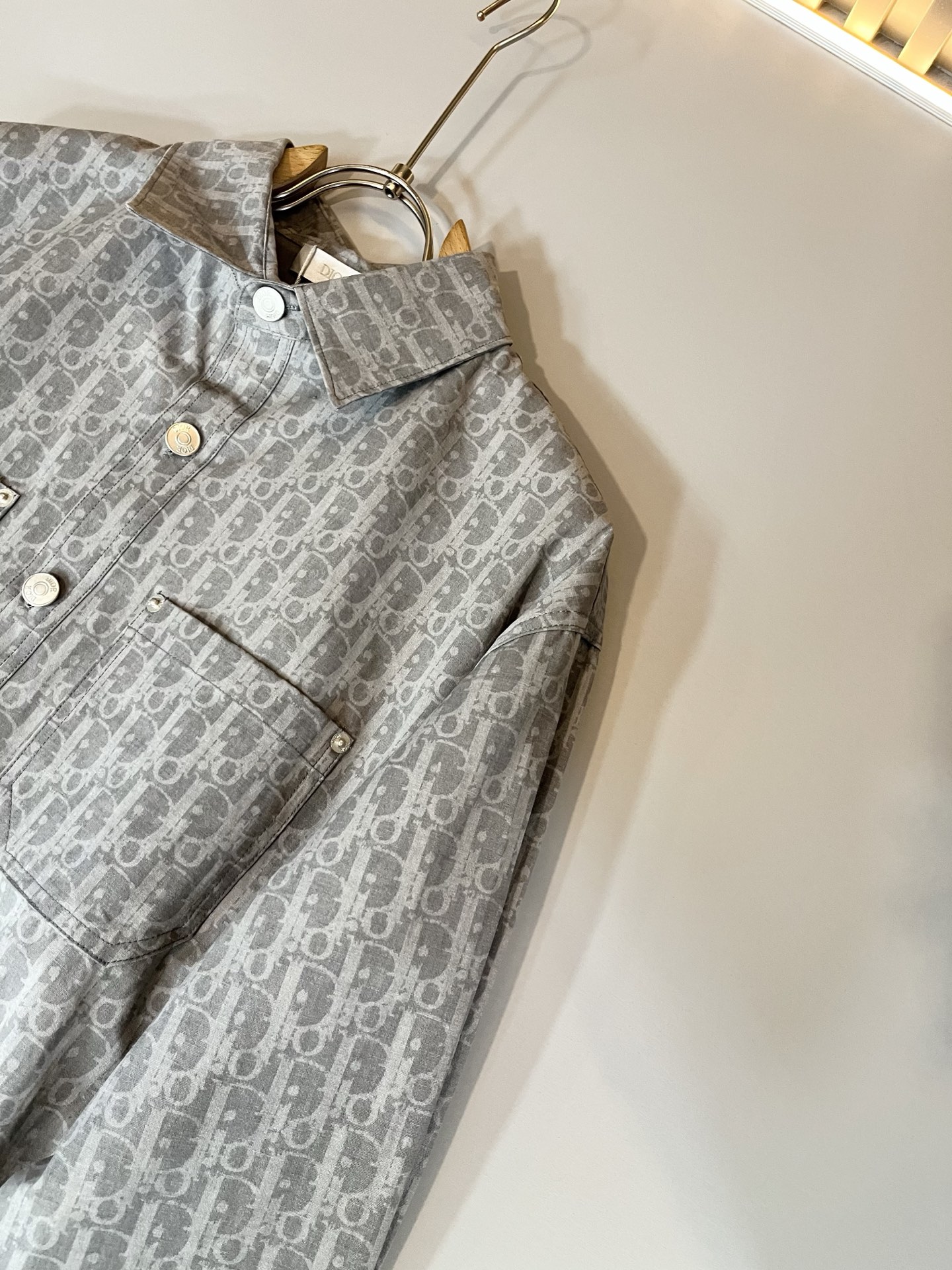 Dior 迪奥2025秋冬新款男女同款👫衬衣，品牌最新设计元素！既不单调也不复杂,恰到好处的展现品味！客