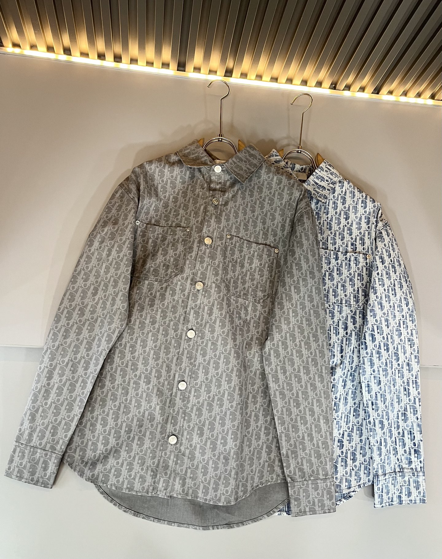 Dior 迪奥2025秋冬新款男女同款👫衬衣，品牌最新设计元素！既不单调也不复杂,恰到好处的展现品味！客