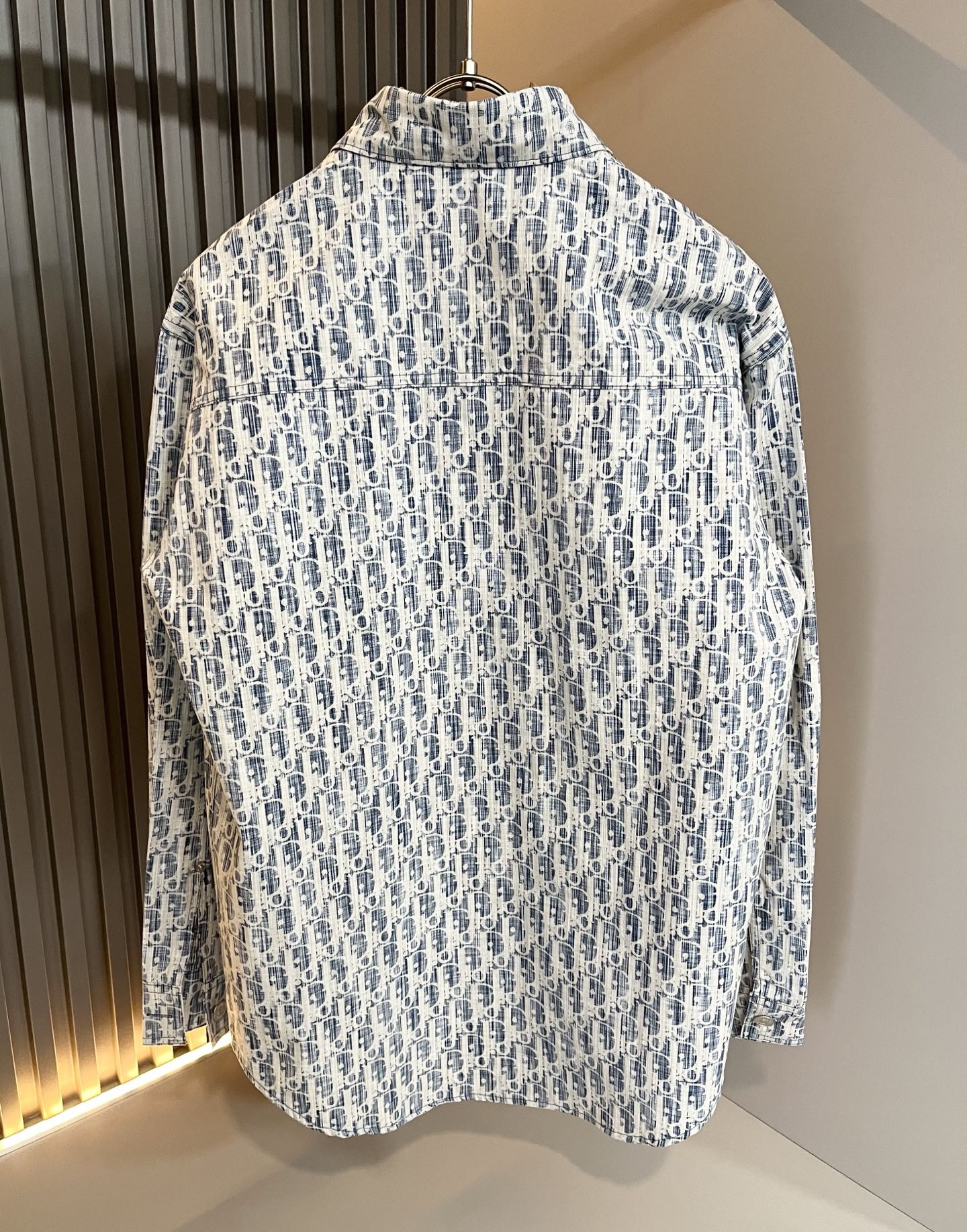 Dior 迪奥2025秋冬新款男女同款👫衬衣，品牌最新设计元素！既不单调也不复杂,恰到好处的展现品味！客