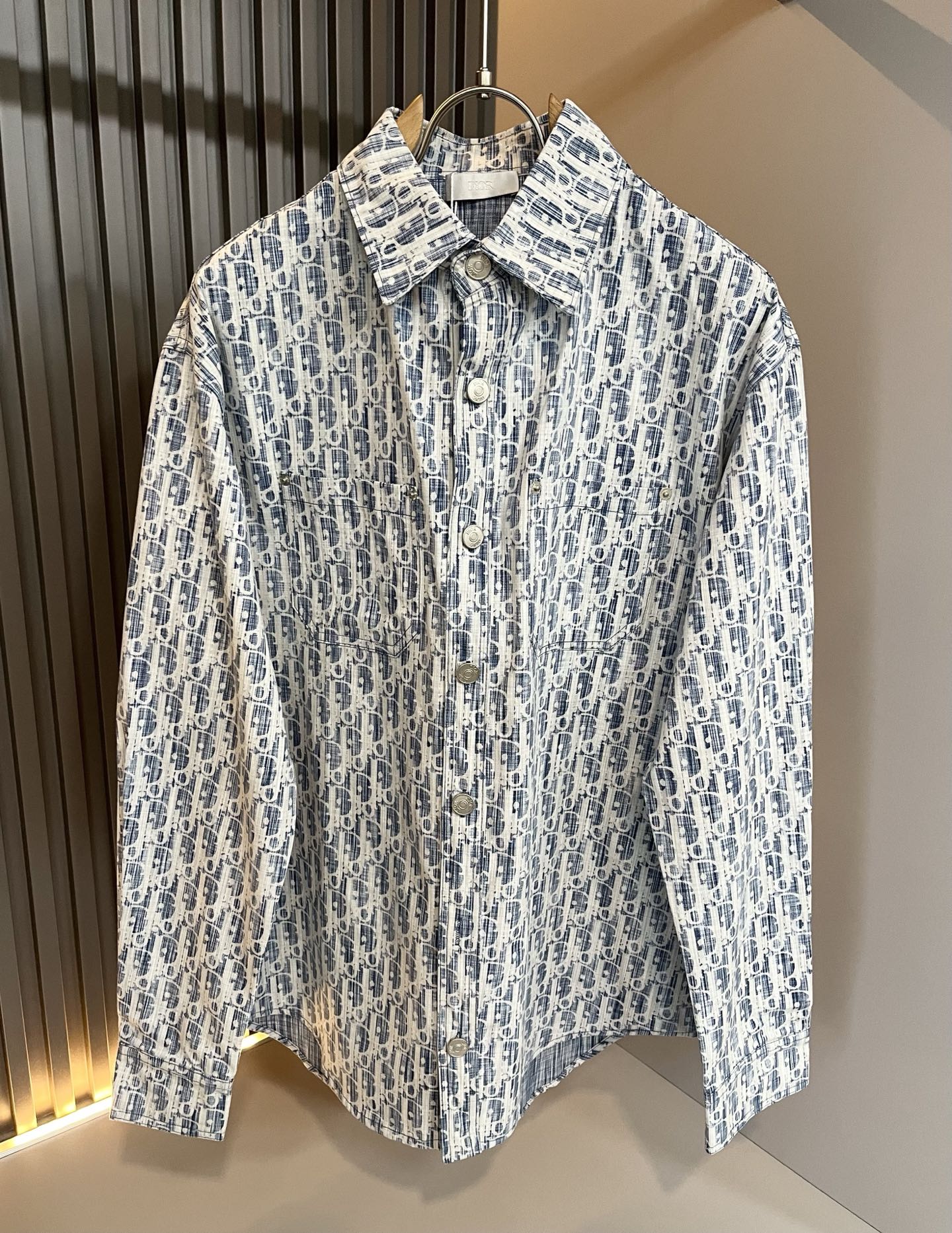 Dior 迪奥2025秋冬新款男女同款👫衬衣，品牌最新设计元素！既不单调也不复杂,恰到好处的展现品味！客