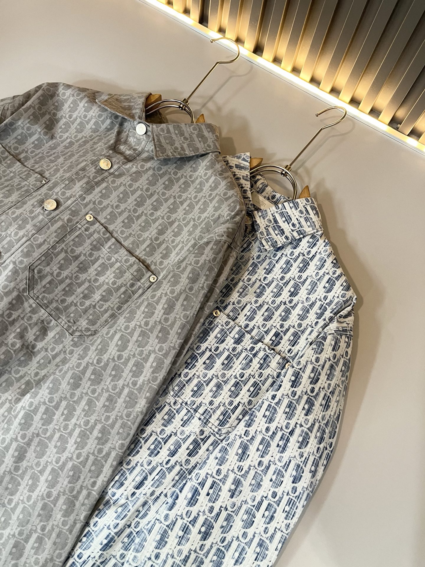 Dior 迪奥2025秋冬新款男女同款👫衬衣，品牌最新设计元素！既不单调也不复杂,恰到好处的展现品味！客