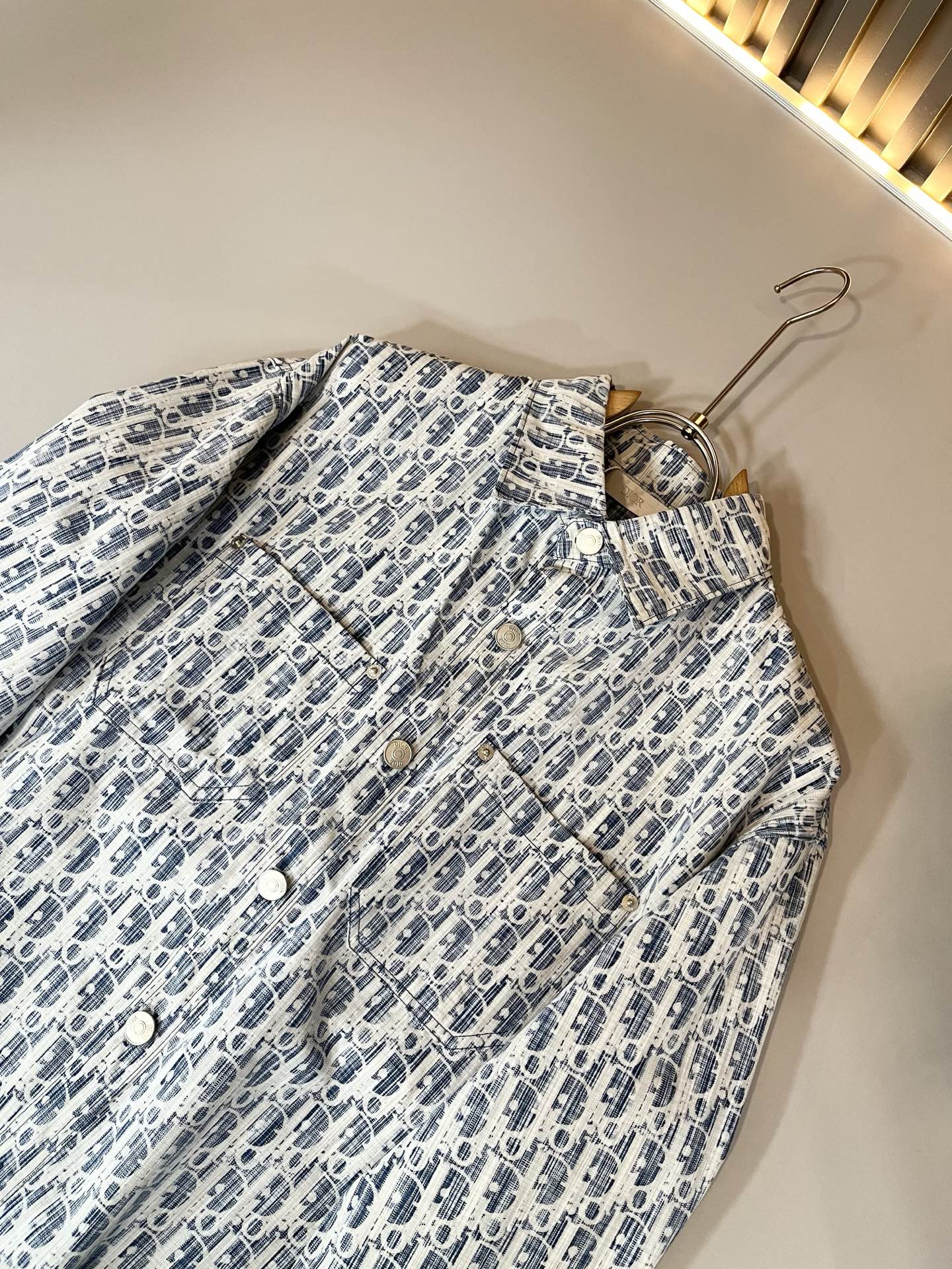 Dior 迪奥2025秋冬新款男女同款👫衬衣，品牌最新设计元素！既不单调也不复杂,恰到好处的展现品味！客