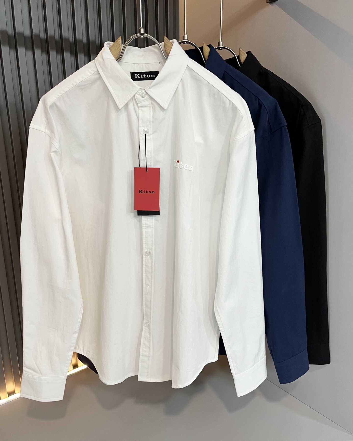 NO:526455,Kiton's new autumn and winter long-sleeved shirt is a fashionable and versatile item that many celebrities love to wear!  Friends who like classic and simple must not miss this one!  The calm and atmospheric brand style has always been favored by the upper class! It is also the best choice for fashionable items!  The upper body is so handsome, highly recommended!  !  !  In addition to its own brand added value, the biggest attraction of this shirt is that this shirt has a high cost-effectiveness in terms of color matching and material!  Customized original exclusive cotton and linen material design!  Environmentally friendly washing, customized fabric, pre-shrinkage treatment to ensure a crisp style, the fabric feels super soft and smooth and sweat-absorbing!  Good elasticity, no deformation in washing water, comfortable and smooth feel, soft and comfortable upper body, classic fashionable lapel design, simple and not complicated, very pleasing to the eye!  S-XL, alexander wang19860909Kiton 秋冬新款男士长袖衬衣,众多明星都爱穿的时尚百搭单品！喜欢经典简约的朋友,一定不能错过了这款！沉稳大气的品牌风格一直以来备受上层人士的青睐!也是时尚单品的不二之选！ 上身帅到爆了,强烈推荐！！！这件衬衣最大的吸引力除了他本身的品牌附加值,更加肯定的是这款衬衣无论在颜色搭配还是材质上都有很高的性价比！ 定制原版专属棉麻材质设计！环保水洗,定制面料,预缩处理,确保版型的挺括,面料手感超柔顺滑又吸汗！弹性好,洗水不变形,手感舒适顺滑,上身柔和舒适,经典的时尚翻领设计,精简不繁,很是耐看！码数S-XL,,alexander wang,Men's clothing