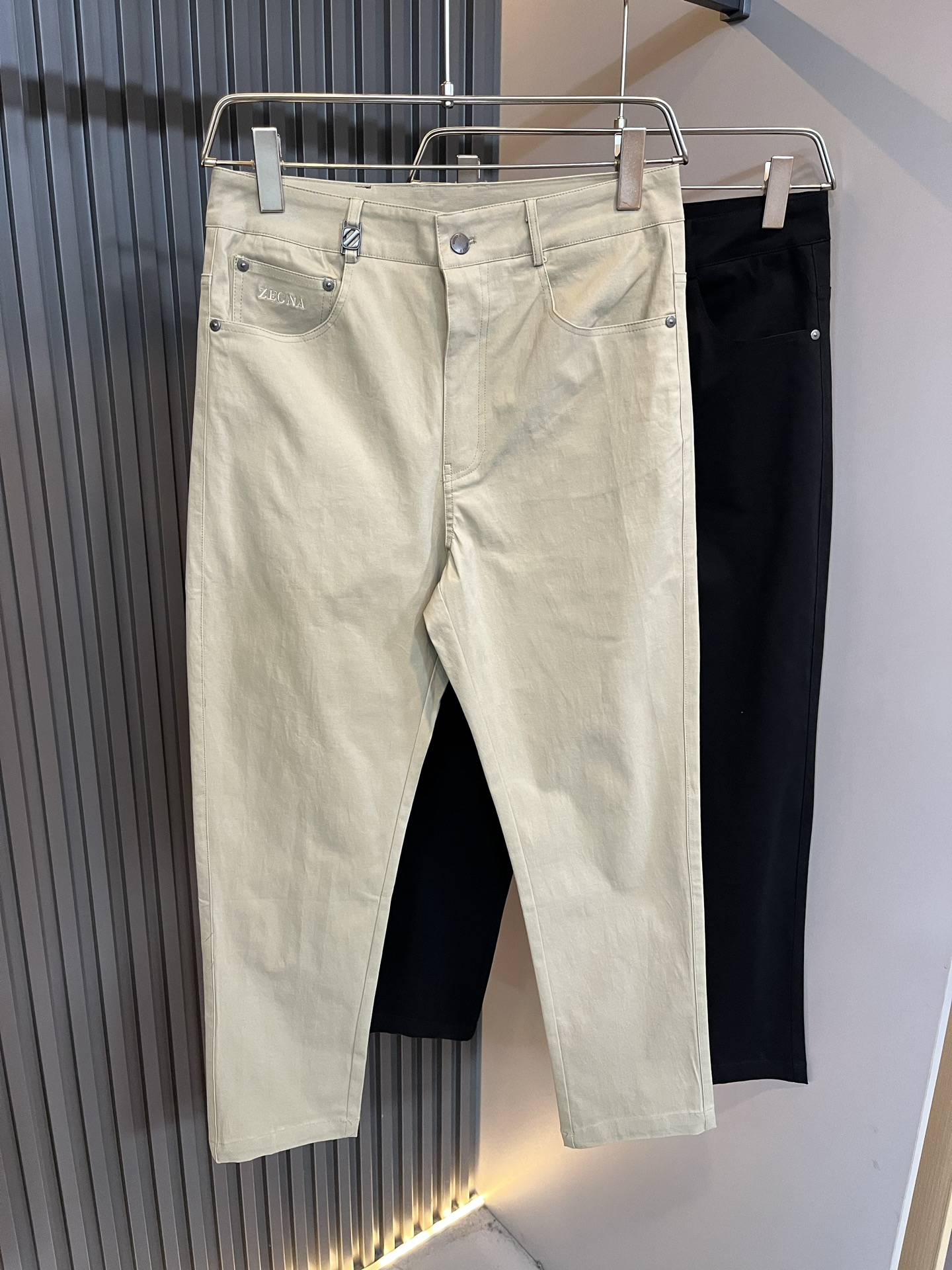 NO:525310,Ermenegildo Zeg*aJia New autumn and winter products for men's casual pants, foreign trade company orders!  Customer-supplied twill cotton material is one of the classic exclusive fabrics of Zenia!  The texture is light, soft and delicate, but the shape is straight and stylish!  It adopts multi-layer structure, with extremely luxurious details... Design logo leather waist brand decoration!  Perfect interpretation of high-quality quality!  Size M-3XL, zegna,alexander wang19860909Ermenegildo Zeg*a杰*亚 秋冬新品男士休闲裤,外贸公司订单！客供斜纹棉材质,是杰尼亚经典的专有织物之一！ 质地轻盈、触感又柔软细腻、但型态又笔挺有型！ 采用多层结构、细节奢华极致… 设计logo皮革腰牌修饰！完美演绎高品质品相！尺码M-3XL,,zegna,alexander wang,Men's clothing