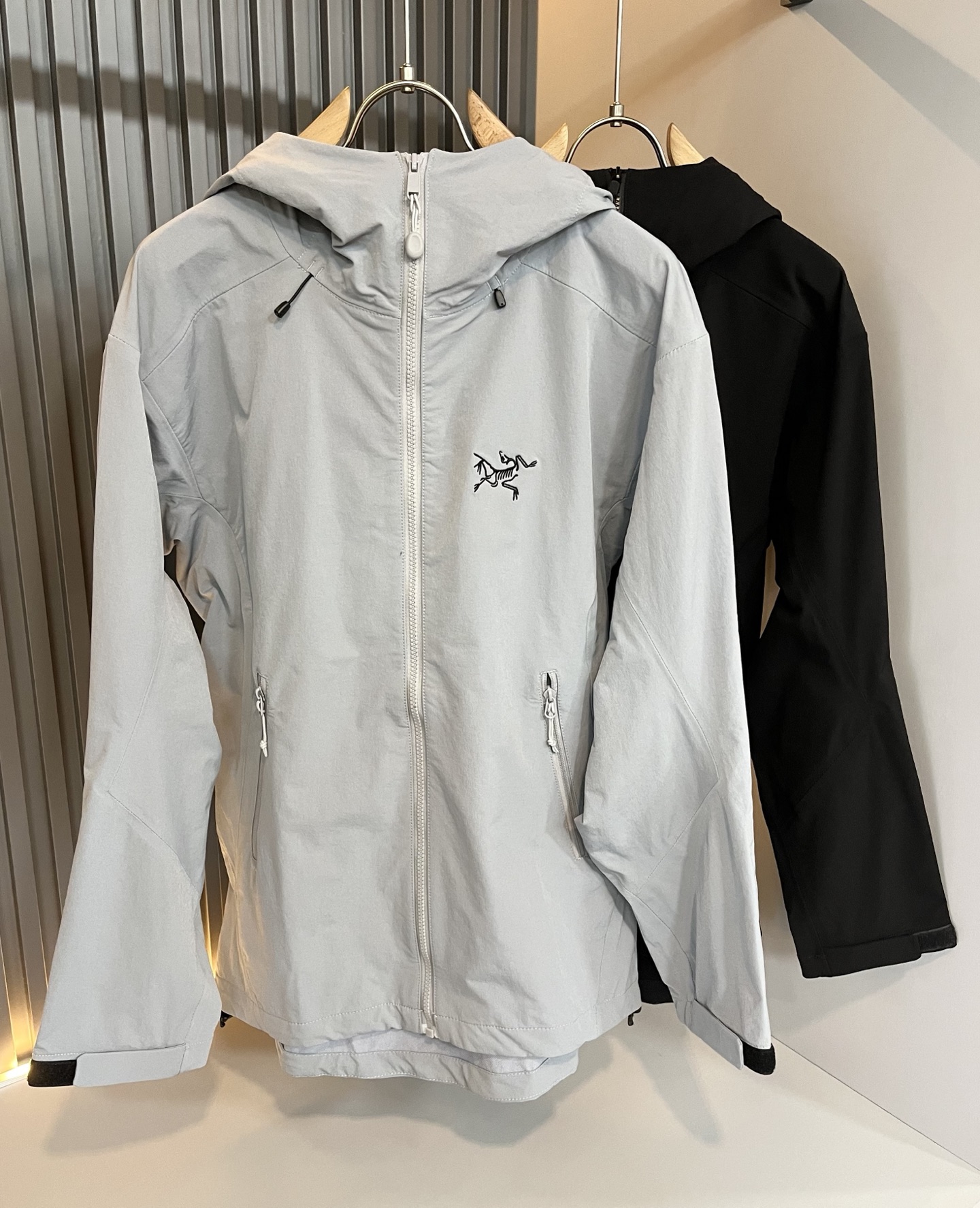 NO:524036,ARCTER*X Original Archaeological Bird 2025 autumn and winter new men and women's same jacket jacket, outdoor brands may first think of Canadian goose and Archaeological Bird. It gives people a feeling of trying out the label!  In addition to being quite accomplished in style design, the most obvious or most expert should be to have deeper and unique insights and attainments in fabrics. Through continuous structural research and problem-solving, and characterized by unique research on fabrics, these alone are enough to support it to become the first new logo brand image in the clothing manufacturing industry. This model is made of quick-drying fabric!  Through precision, the hand feels smooth and soft, and both has natural beauty and comfort. The large body style is cut cleanly and cleanly, and the fabric shows a different hazy structural beauty. It is made of exclusive mold customization. The fabric and its technology test the workers, can be smooth and smooth without wrinkles!  Embroidery design on chest logo pattern!  It really tests the handmade work of every master!  It makes the overall clean and neat, without leaving any thread. Now the neutrality that pursues life is more refined in life!  Size M-3XL, arc'teryx,jackets & coats,jackets & coats,alexander wang19860909ARCTER*X始*祖鸟 2025秋冬新款男女同款夹克外套,户外品牌可能大家第一想到的就是加拿大鹅、始祖鸟.给人一种标签试的感觉！除了在款式设计上颇有造诣之外,最明显或者说最为拿手的,应该就是在面料上的拥有更深独特见解跟造诣了.通过不断地结构研究和问题处理,在以面料独特研究为特征,仅凭这些就已经足以支撑其成为服装制造行业中,首屈可数的新标志品牌形象.此款采用速干面料材质！通过精工手感细滑柔软,同时兼具自然美感跟舒适度.大身上版型裁剪简洁干净,面料上显现出了不一样朦胧的结构性美感来.独家开模定制而成,面料及其考验工人的技术,能做到平整服帖又不起皱！胸前logo图案刺绣设计！真的是很考验每位师傅的手工制作！使得整体干净利索,不留一丝线头.现在对于生活有所追求的中性也在生活中更为精致！尺码M-3XL,arc'teryx,jackets & coats,jackets & coats,alexander wang,Men's clothing