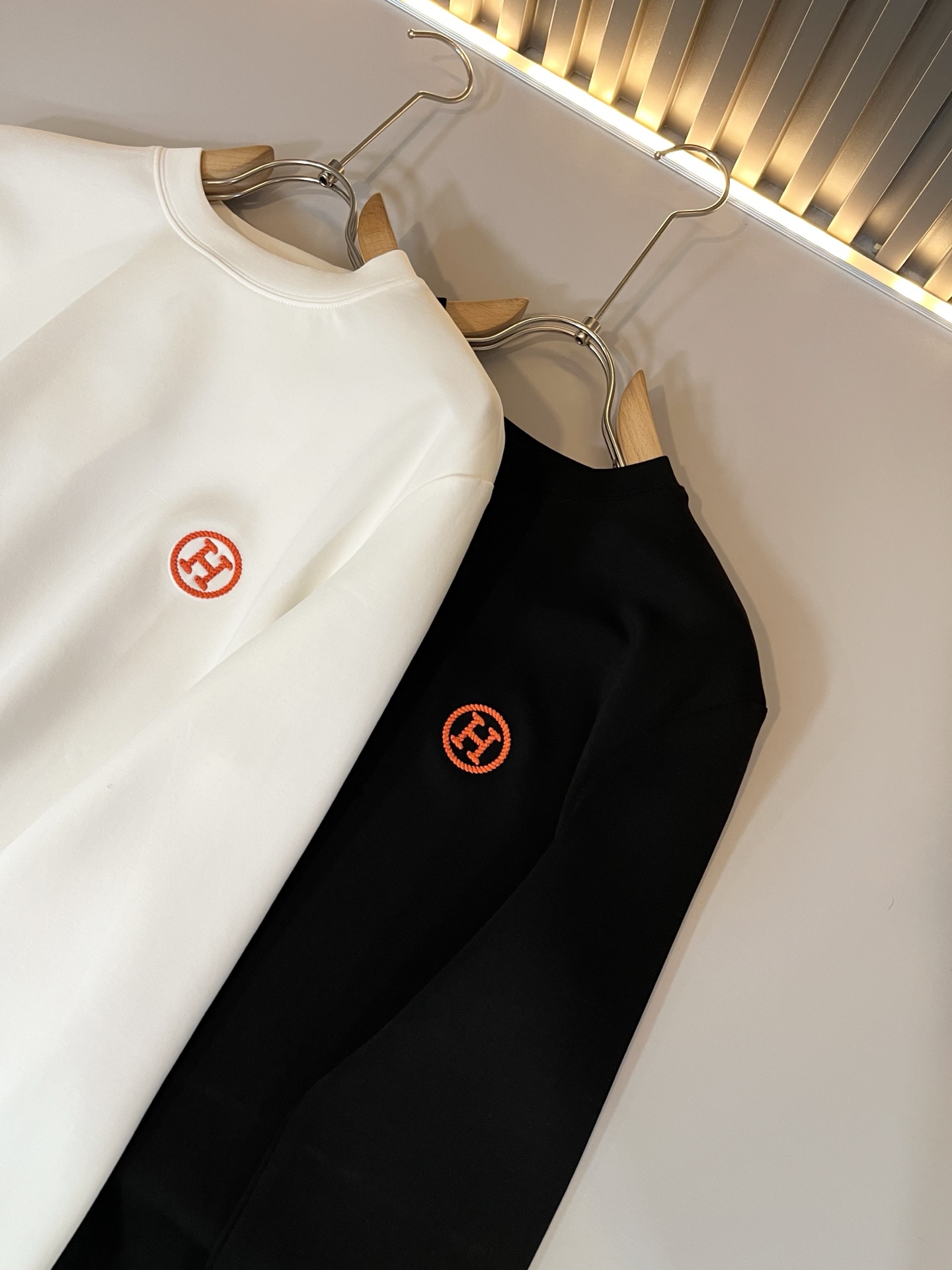 Her*mes爱*仕2025秋冬新款男士长袖打底T恤，全新升级百搭基础款，低调奢华，品格之选！甄选优质精