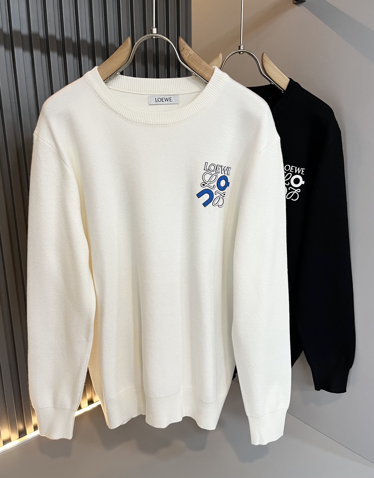 NO:537272,LO*WE/Luo*We 2025 autumn and winter new men and women knitted wool sweaters, trading company channel goods, the latest products in 2025, official cabinets sold simultaneously, classic star-grade products!  LO*WE's leather goods have the highest voice in the entire fashion circle, with a high brand value and influence, and a century-old historical and cultural heritage. The royal noble brand has subverted modern aesthetics with its exquisite handicrafts and design sense!  The overall design conforms to the aesthetic design of LOE home, uses classic brand elements, perfectly follows the essence and genes of LOE home, and designs logo logo pattern glue-pressing design!  The visual is quite exquisite and beautiful, showing the brand's characteristics, with a high recognition and a very fashionable feel. The overall design explains minimalism to the extreme, simple and generous!  Customers supply high-end materials imported from Egypt, and select high-end knitted wool fabrics!  Extremely luxurious and special materials, all fabric attributes are superior, the touch experience is self-evident, and the ultimate luxury enjoyment!  The quality is perfect, the details are exquisite and exquisite, which not only reduces age and highlights the fashionable temperament. The upper body is full of temperament. The color matching is quite in line with the needs of the matching season, and the control is extremely high. It has no need to define age and has an excellent styling feel!  Size M-3XL, loewe, alexander wang19860909LO*WE/罗*威2025秋冬新款男女同款针织羊毛衫,贸易公司渠道货,2025年最新品,官柜同步售卖,经典明星级单品！LO*WE家的皮具单品在整个时装圈最有极高的的发言权,品牌价值影响力颇高,有着百年历史文化底蕴,皇室御贵族御用品牌,其精湛的手工艺及设计感颠覆了现代审美！整体的设计符合LOE家美学设计,运用了经典的品牌元素,完美沿袭了LOE家的精髓与基因,设计logo标识图案压胶设计！视觉颇为精致美观,彰显了品牌特质,辨识度极高且极具时髦感,整体的设计将极简主义阐释到极致,简约而大方！客供埃及进口高级物料,甄选高端针织羊毛面料！极为奢华特殊的材质,面料属性皆为上乘,触感体验不言而喻,奢华极致享受！品相完美如斯,细节处处精致考究,即减龄又凸显了时髦气质感,上身满满的气质感,配色相当符合搭配季节需求,驾驭度混搭性极高,无关年龄界定,造型感极佳的一款单品！尺码M-3XL,,loewe,alexander wang,Men's clothing