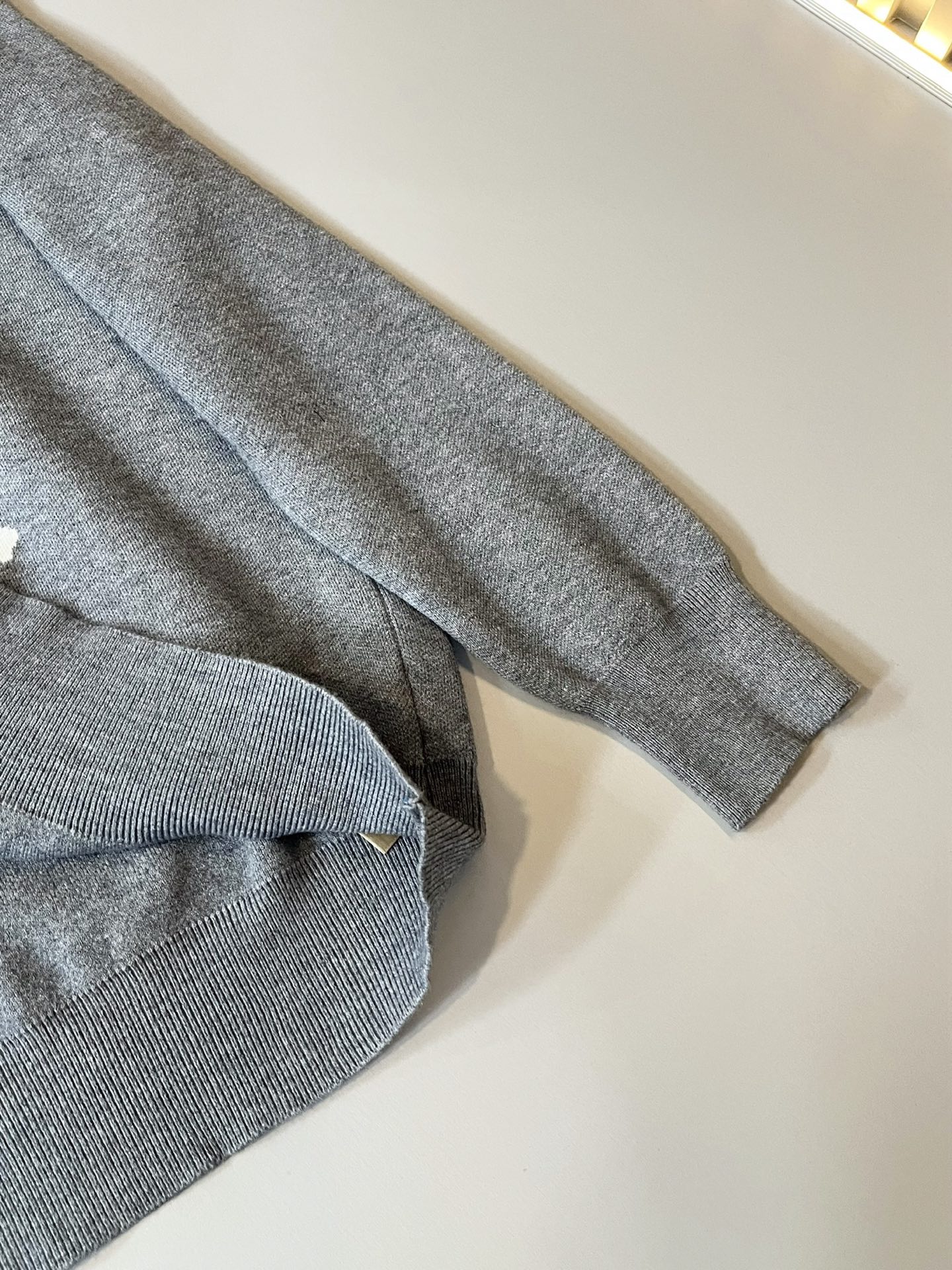 Bur*erry 巴*莉 2025秋冬新款针织羊毛衫，胸前设计标志logo图案钩织设计！品牌经典设计元素