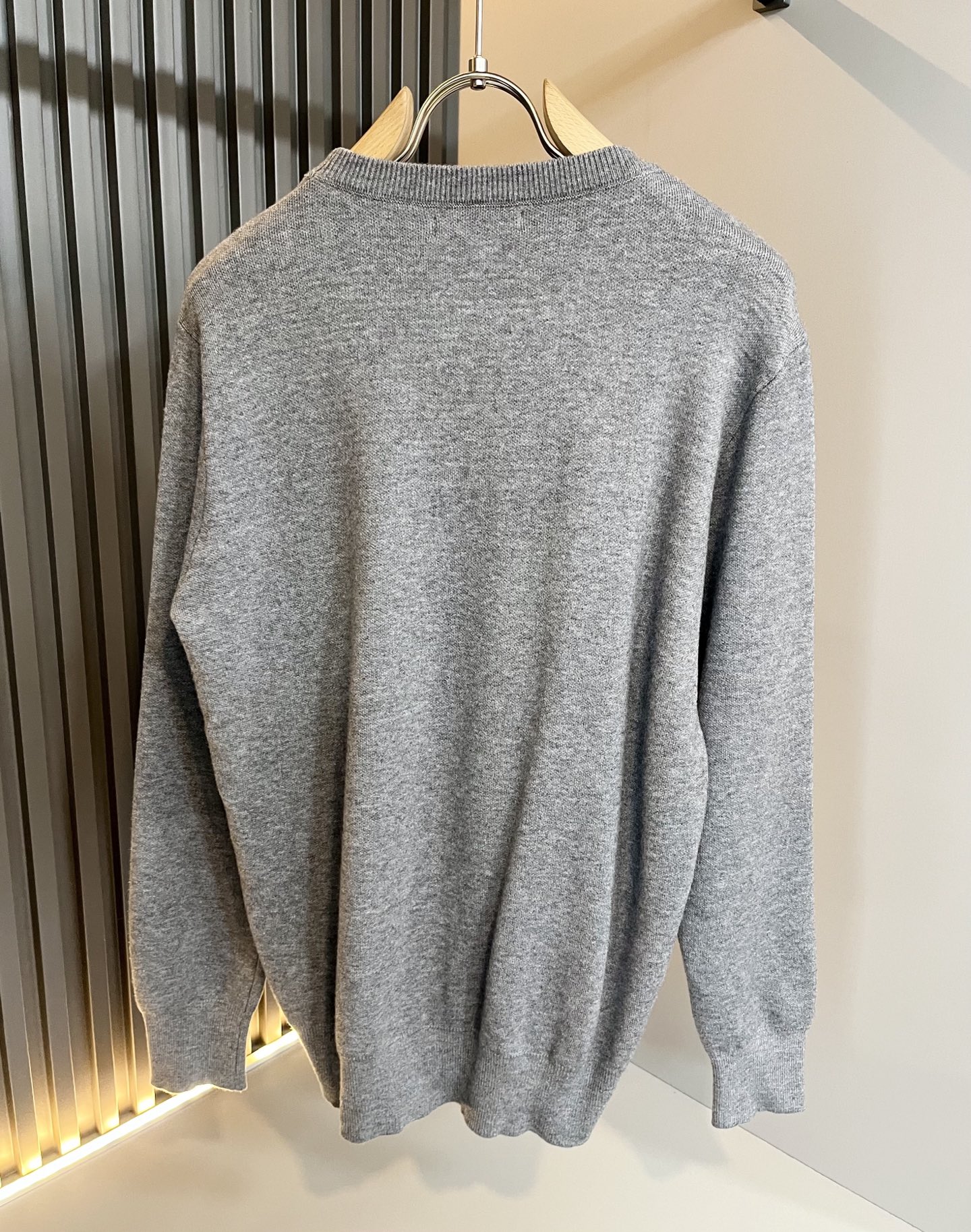 Bur*erry 巴*莉 2025秋冬新款针织羊毛衫，胸前设计标志logo图案钩织设计！品牌经典设计元素