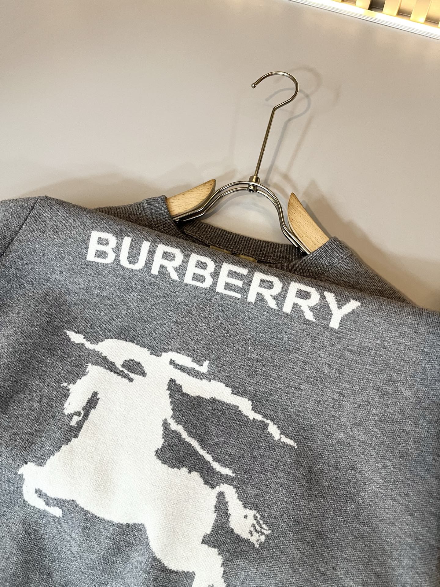 Bur*erry 巴*莉 2025秋冬新款针织羊毛衫，胸前设计标志logo图案钩织设计！品牌经典设计元素