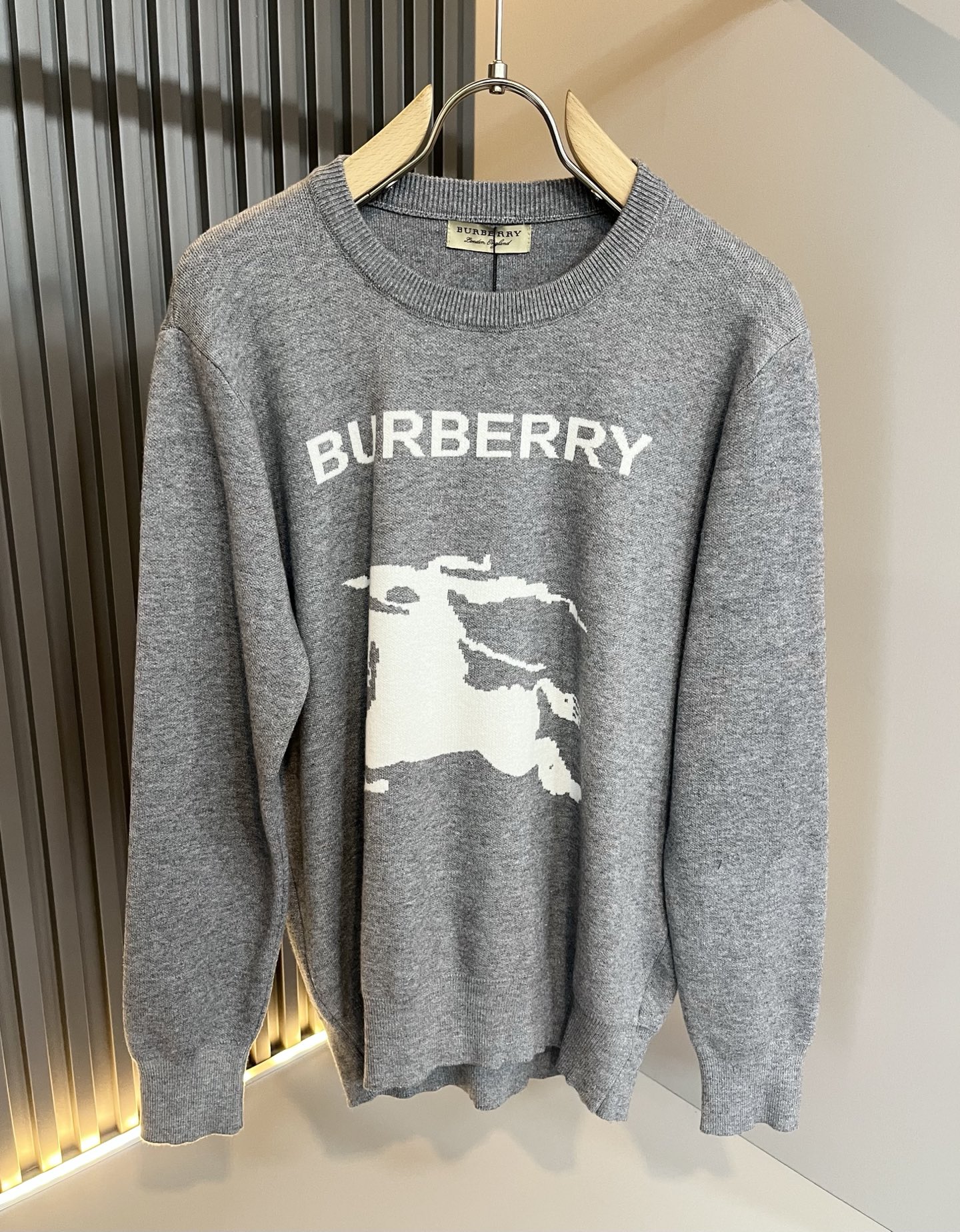 Bur*erry 巴*莉 2025秋冬新款针织羊毛衫，胸前设计标志logo图案钩织设计！品牌经典设计元素