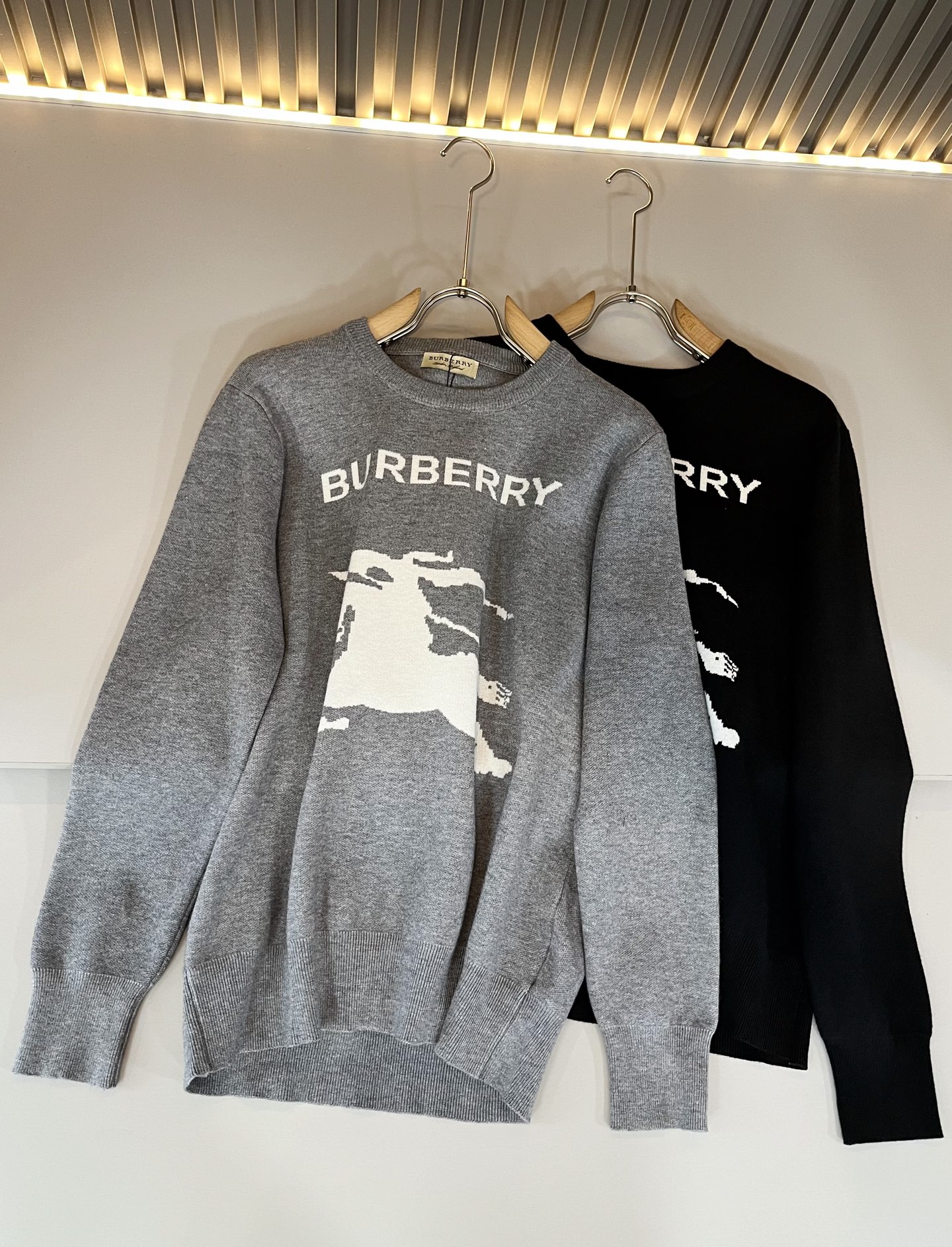 Bur*erry 巴*莉 2025秋冬新款针织羊毛衫，胸前设计标志logo图案钩织设计！品牌经典设计元素