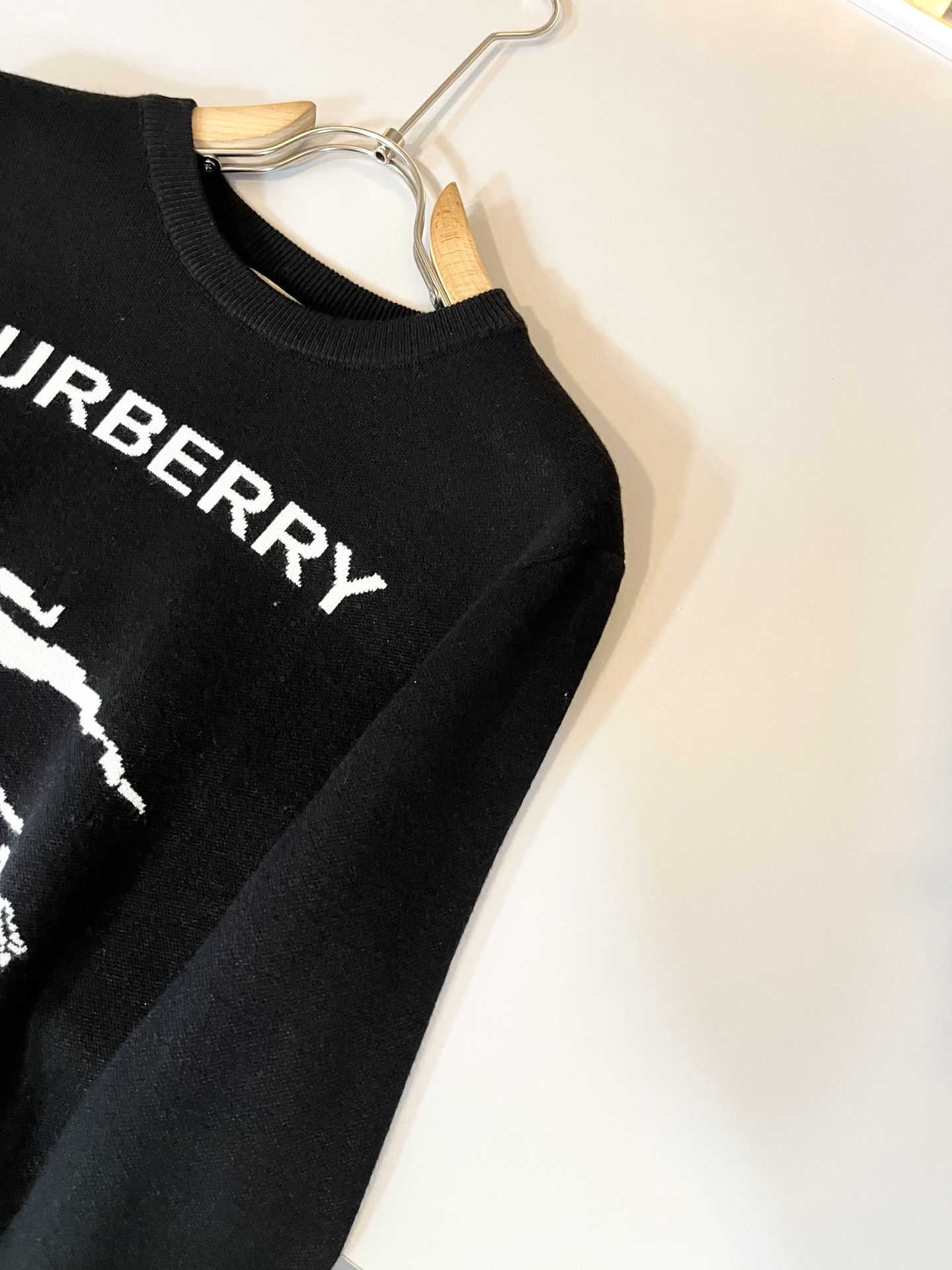 Bur*erry 巴*莉 2025秋冬新款针织羊毛衫，胸前设计标志logo图案钩织设计！品牌经典设计元素