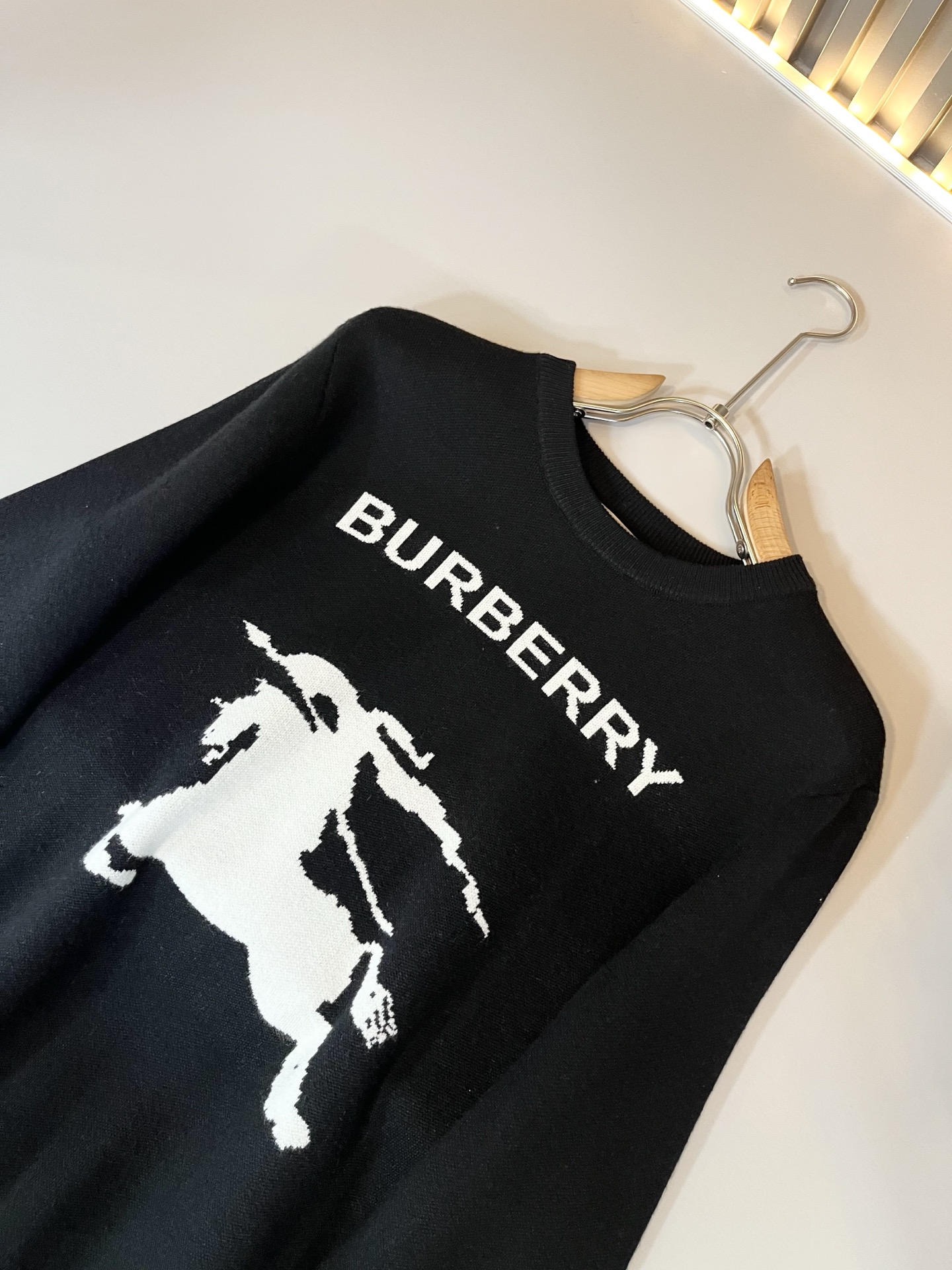 Bur*erry 巴*莉 2025秋冬新款针织羊毛衫，胸前设计标志logo图案钩织设计！品牌经典设计元素