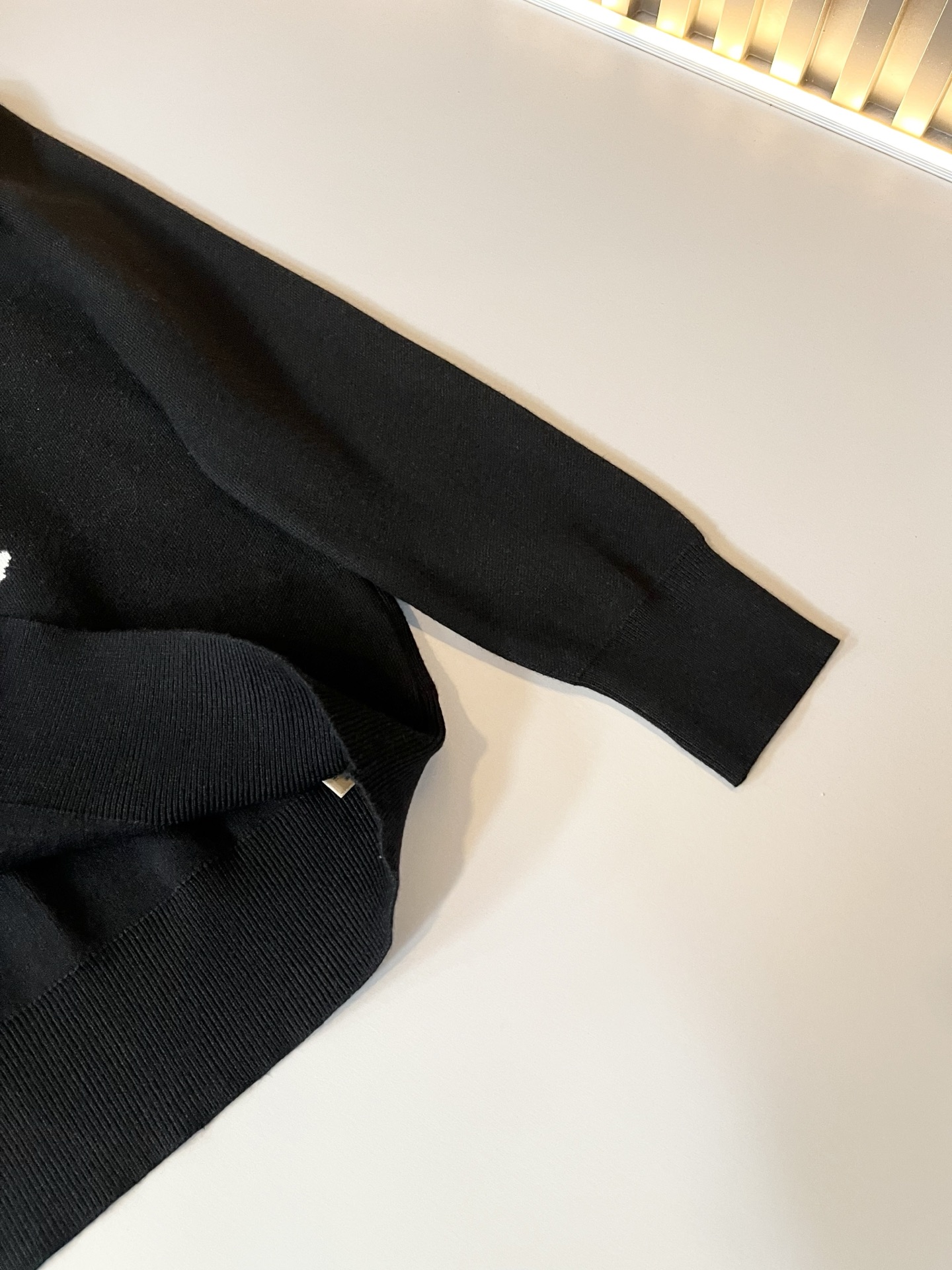 Bur*erry 巴*莉 2025秋冬新款针织羊毛衫，胸前设计标志logo图案钩织设计！品牌经典设计元素