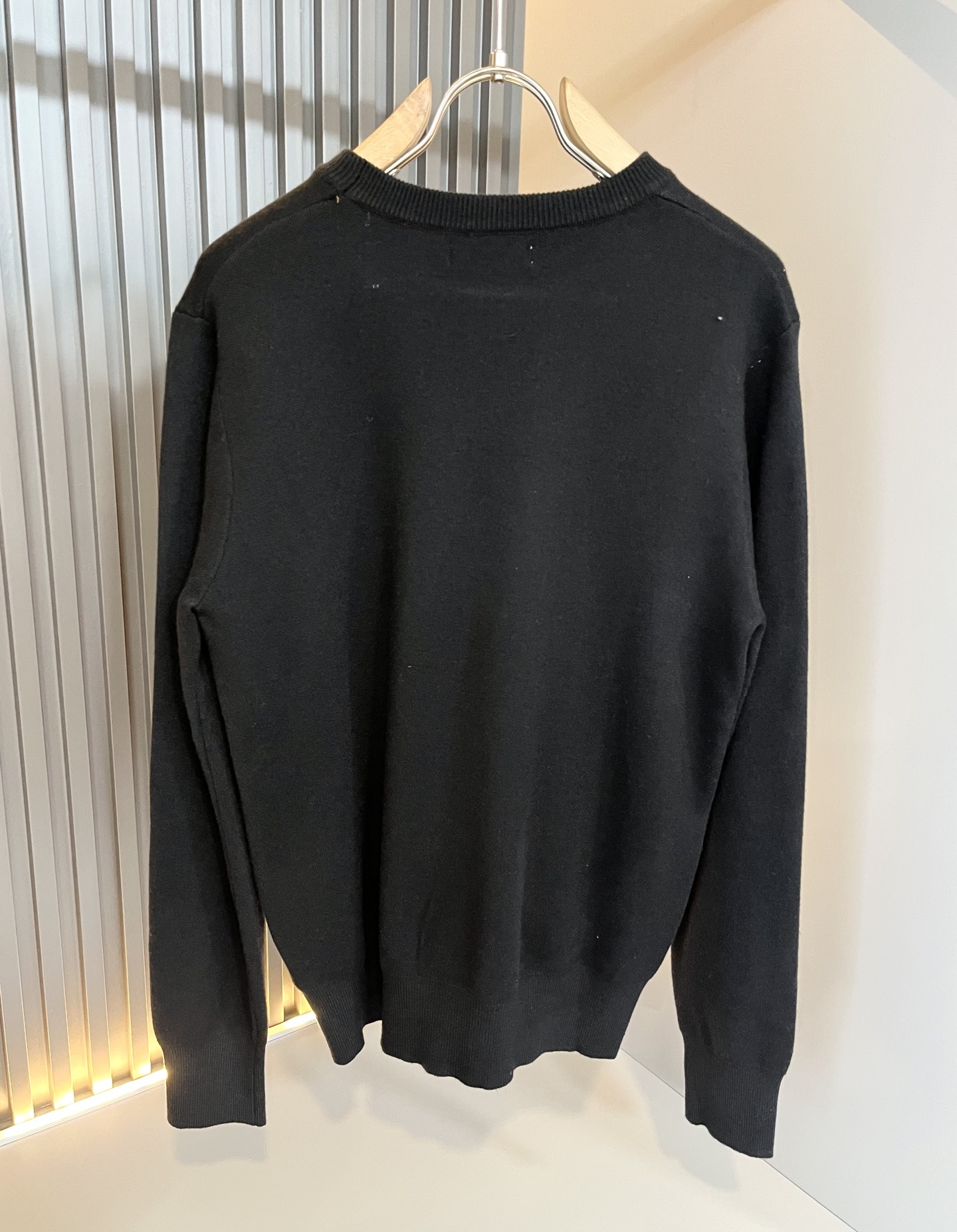 Bur*erry 巴*莉 2025秋冬新款针织羊毛衫，胸前设计标志logo图案钩织设计！品牌经典设计元素