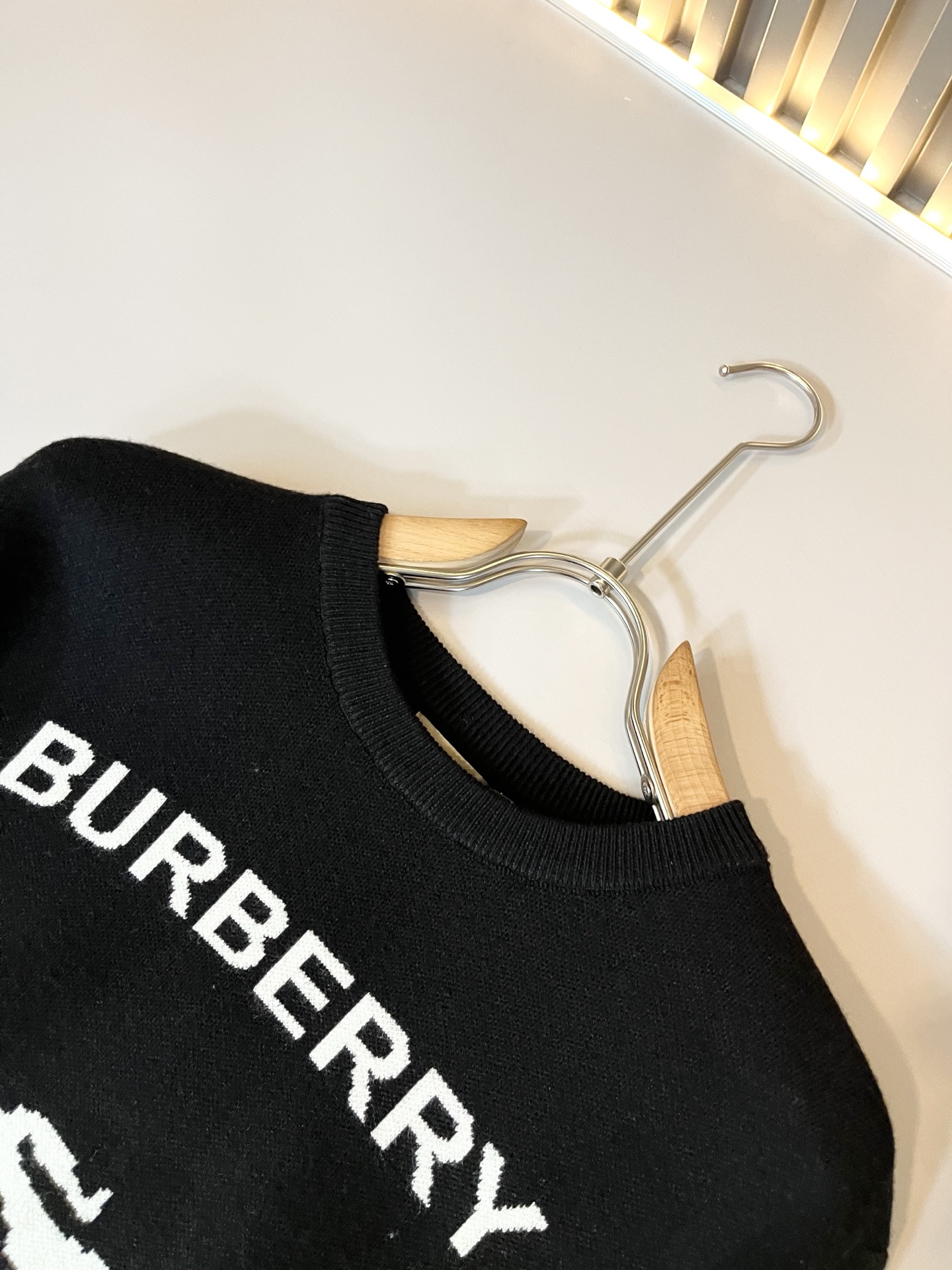 Bur*erry 巴*莉 2025秋冬新款针织羊毛衫，胸前设计标志logo图案钩织设计！品牌经典设计元素