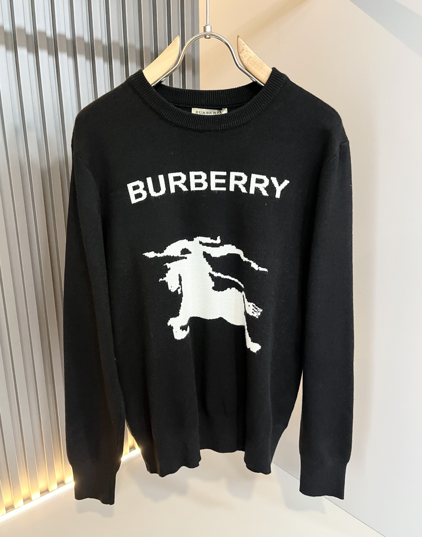 Bur*erry 巴*莉 2025秋冬新款针织羊毛衫，胸前设计标志logo图案钩织设计！品牌经典设计元素