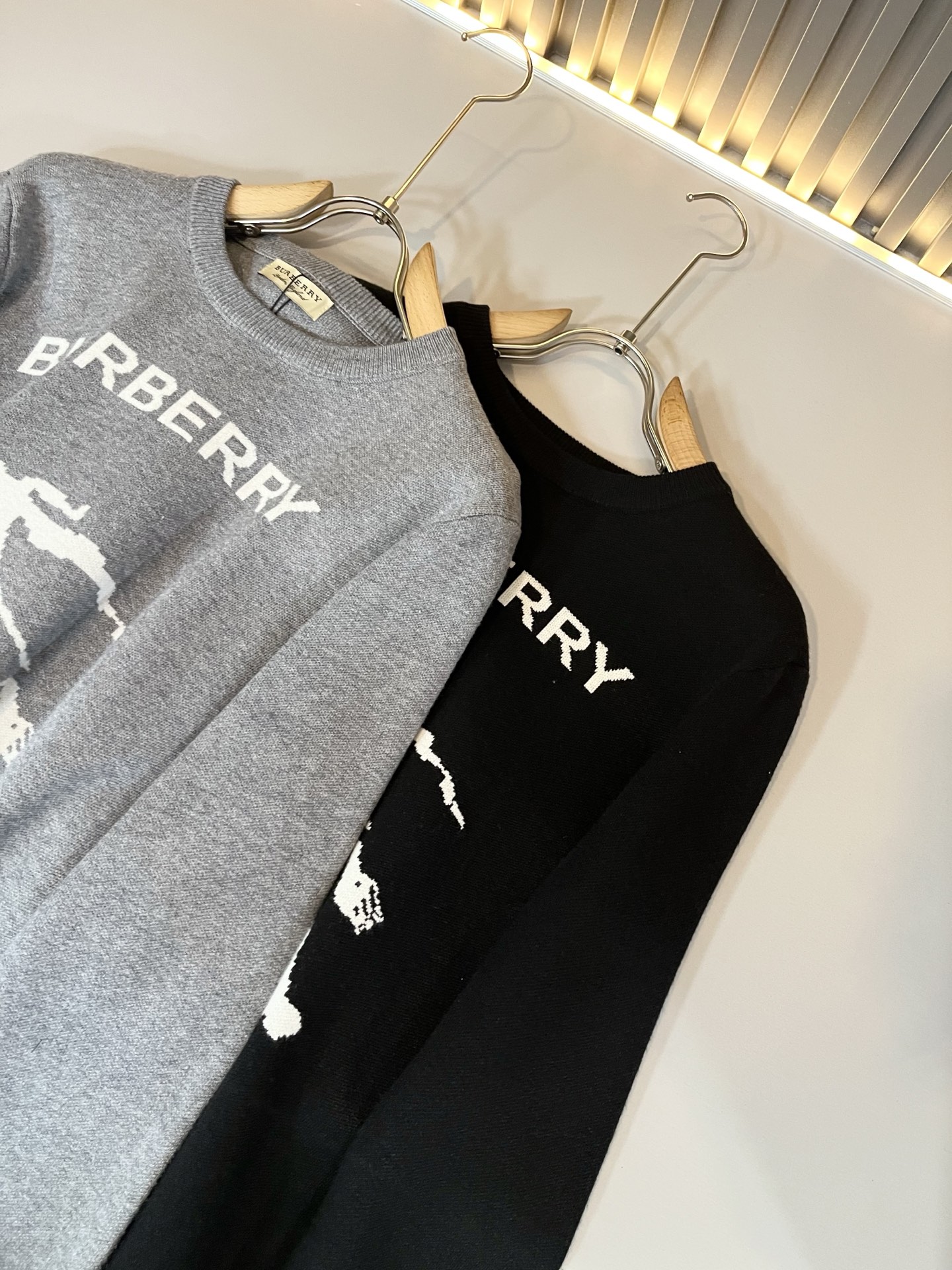 Bur*erry 巴*莉 2025秋冬新款针织羊毛衫，胸前设计标志logo图案钩织设计！品牌经典设计元素