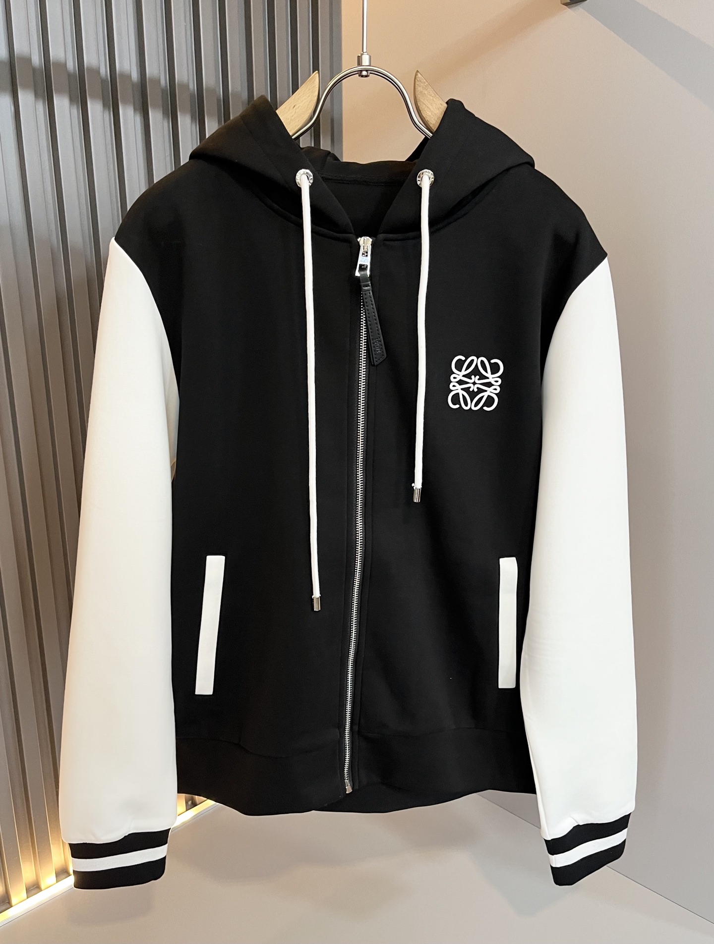 NO:524040,LOE*WE Luo*We are the same sweatshirt suits for men and women in autumn and winter, original Italian order channel, very unique and high-end trendy style, logo logo pattern embroidery craft design!  Customized original cotton fabric!  !  !  The latest fashion trends and popular products are here, and it is another simple and high-end fashion item. It is a fashion product with very high-end outfit charm. It is a must-have item for fashion trends!  Original Italian manufacturer channels, special-level orders, and released at the same time as Hong Kong, Macao and Taiwan buyers. This model is also the latest popular product of Luo Yiweijia this year and the most classic product. Its specifications and grades are beyond doubt!  !  The choice is very diverse, and it can be said that this model naturally has a fresh and natural feeling, showing the brand charm and high-end feeling. The texture of this model is very good, and the heavy weight and brilliant skin-friendliness that can be seen with hands are even better, and it is a complete enjoyment of wearing!  !  Size: M-3XL, loewe, loewe, hoodie, sweatshirts, alexander wang19860909LOE*WE罗*威 秋冬男女同款卫衣套装,意大利原厂订单渠道,极具个性高级潮风,标志logo图案刺绣工艺设计！定制原版纯棉面料！！！最新时尚潮流人气产物驾到,又是一款简约高级的时尚单品,穿搭魅力十分高级不俗的时尚产物 ,时尚潮流必备单品！意大利原厂渠道,特供级别订单,同步港澳台买手店发布,此款也是罗意威家今年的最新人气产物,也是最经典的产物,其规格跟档次更是毋庸置疑！！ 选择极具多样化,言而喻此款自然具备那种清新自然的感觉,彰显品牌魅力与高级感,此款的质感十分的到位,用手可以感知的重磅跟出彩亲肤程度更是上佳,十足的穿着享受！！尺码:M-3XL,,loewe,loewe,hoodie,sweatshirts,alexander wang,Men's clothing