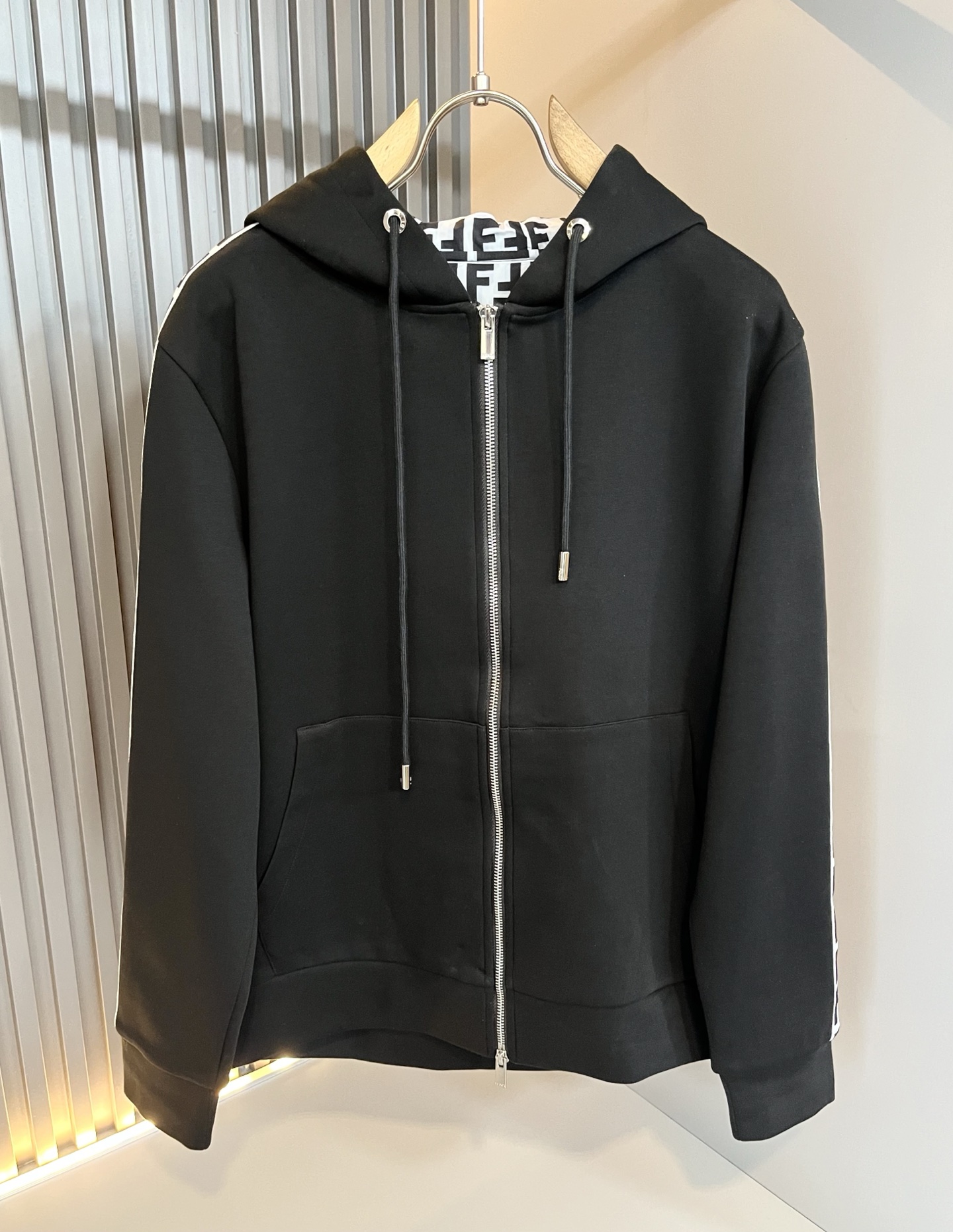 NO:526461,FEN Fen*di New autumn and winter men's casual suit, versatile and age-restricted, logo embroidery design!  Wearing ribbon logo design!  Whether you are proficient or like the trendy style, you must have a must-have item for boys’ wardrobe!  Customized original cotton fabric!  The upper body is stylish and has a great feeling of fit. The clothes are tall and stylish, and the low-end slag will collapse if you don't wash the collar. Size M-3XL, fendi, alexander wang19860909FEN 芬*迪 秋冬新款男士休闲套装,百搭不限制年龄,标识LOGO刺绣设计！衣身织带logo设计！无论你是轻熟还是喜欢潮风搭配妥妥的,男生衣橱必备单品款！定制原版纯棉面料！上身有型并且贴服感受非常棒,衣服挺拔有型区别低端渣货,不会洗洗领子就塌了. 尺码M-3XL,,fendi,alexander wang,Men's clothing