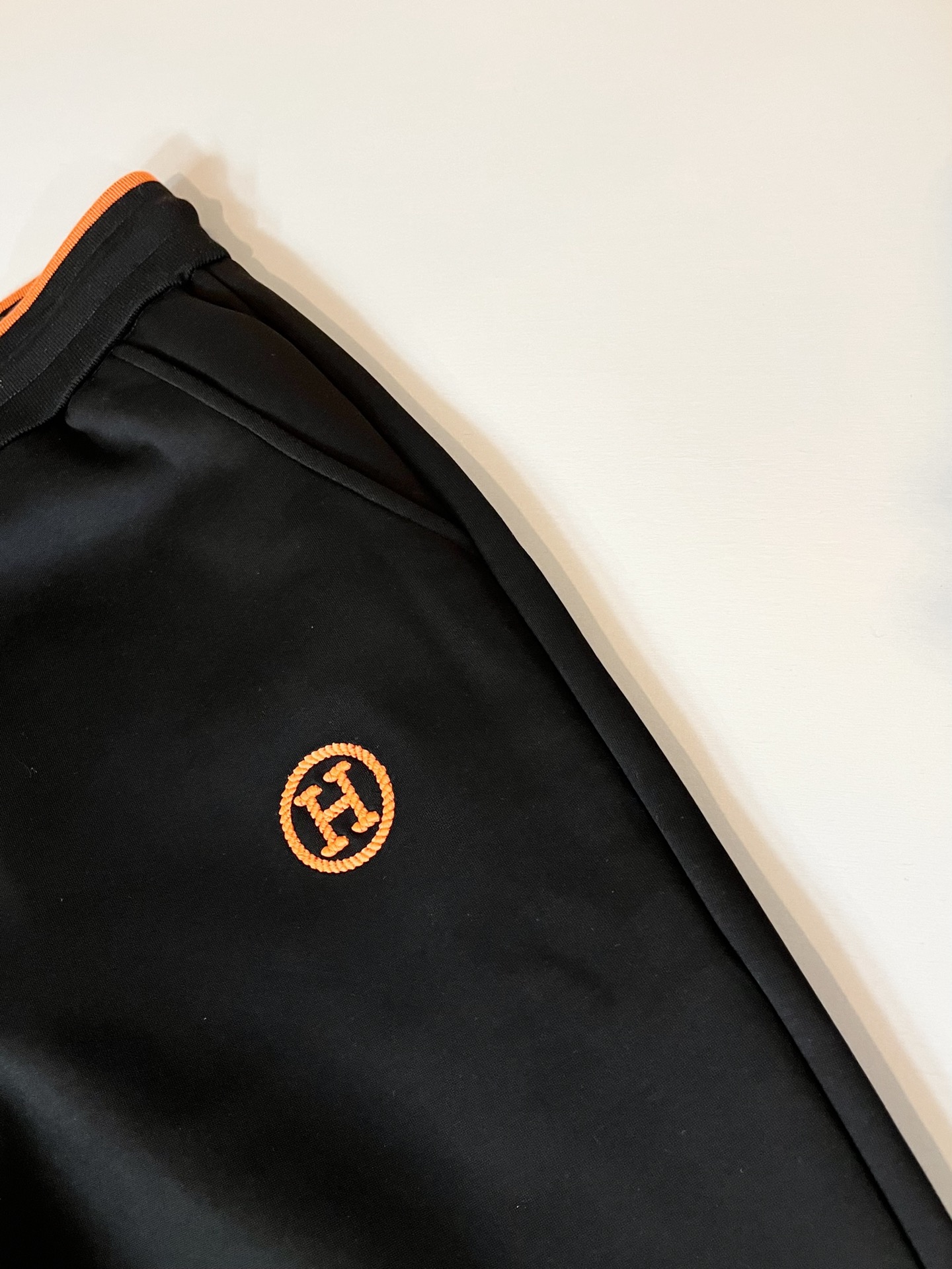 HERM*S爱*仕 2025秋冬男士高端休闲套装，海外贸易公司渠道订单 ！上海恒隆店在售！高级、简约，工