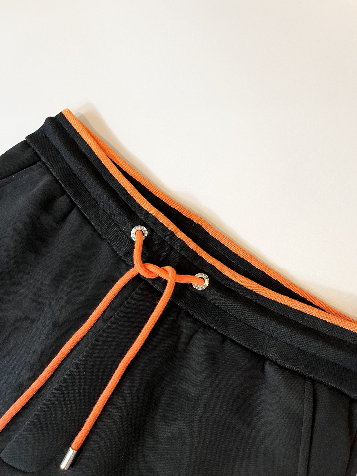 HERM*S爱*仕 2025秋冬男士高端休闲套装，海外贸易公司渠道订单 ！上海恒隆店在售！高级、简约，工