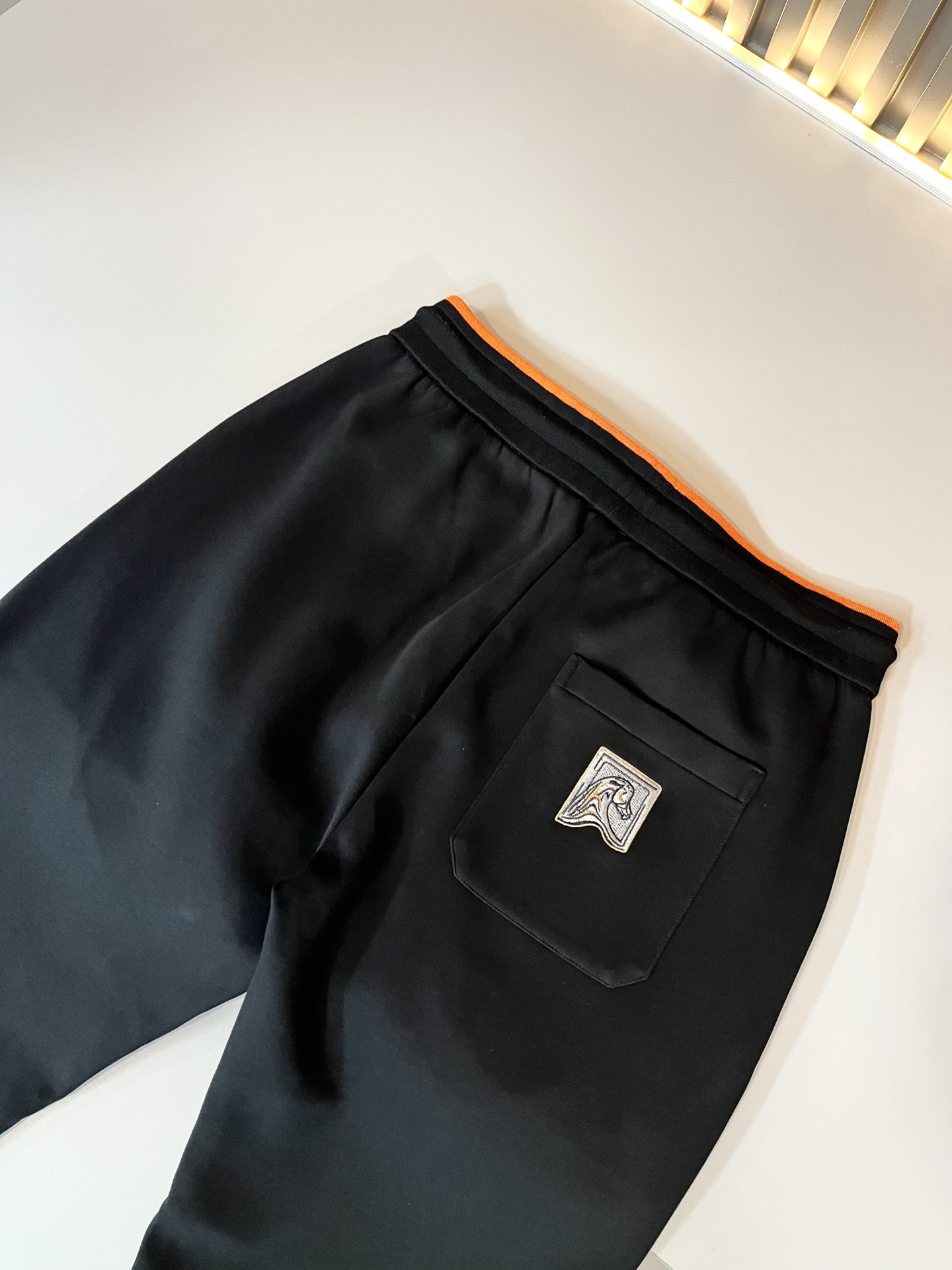 HERM*S爱*仕 2025秋冬男士高端休闲套装，海外贸易公司渠道订单 ！上海恒隆店在售！高级、简约，工