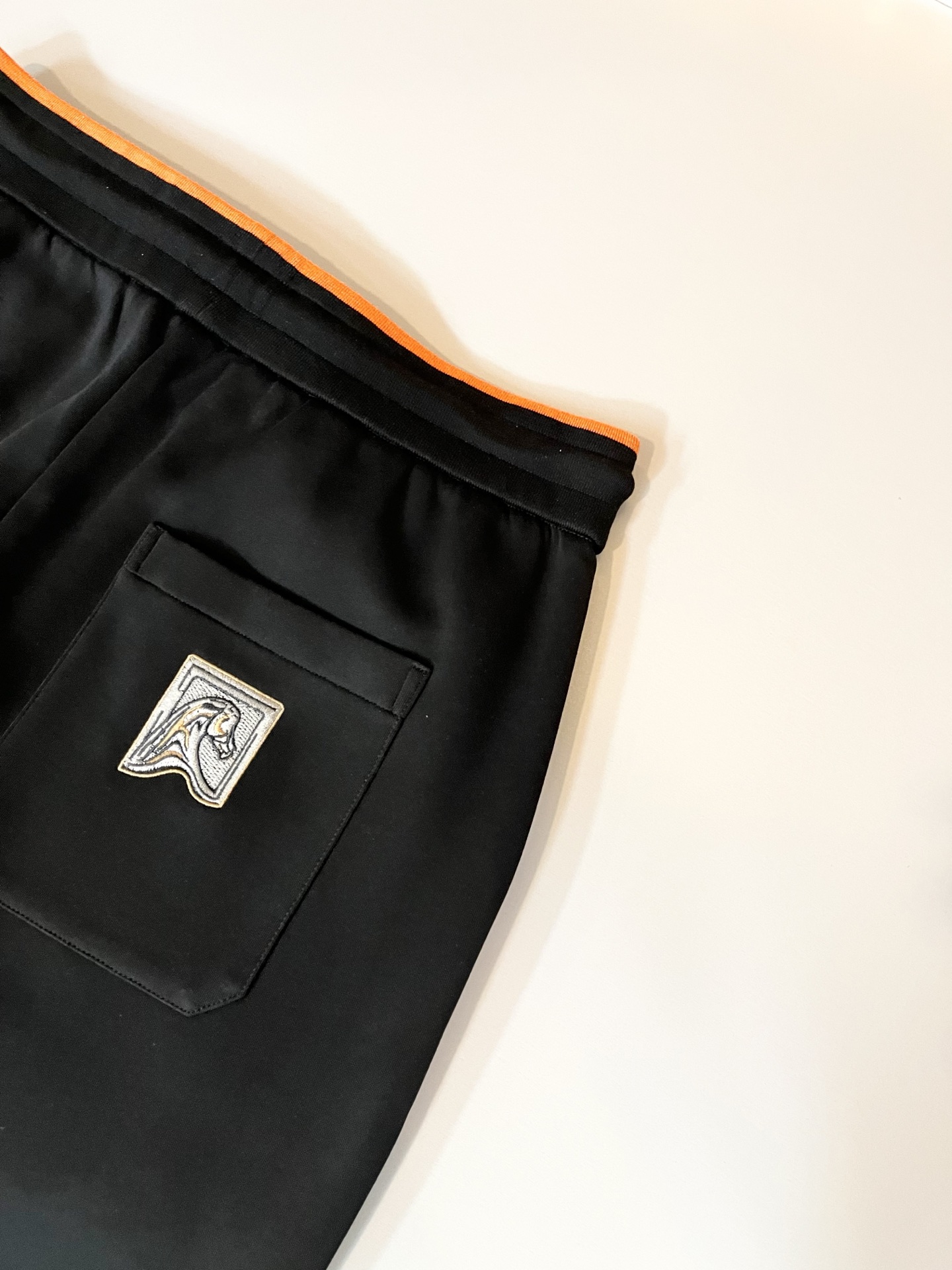 HERM*S爱*仕 2025秋冬男士高端休闲套装，海外贸易公司渠道订单 ！上海恒隆店在售！高级、简约，工