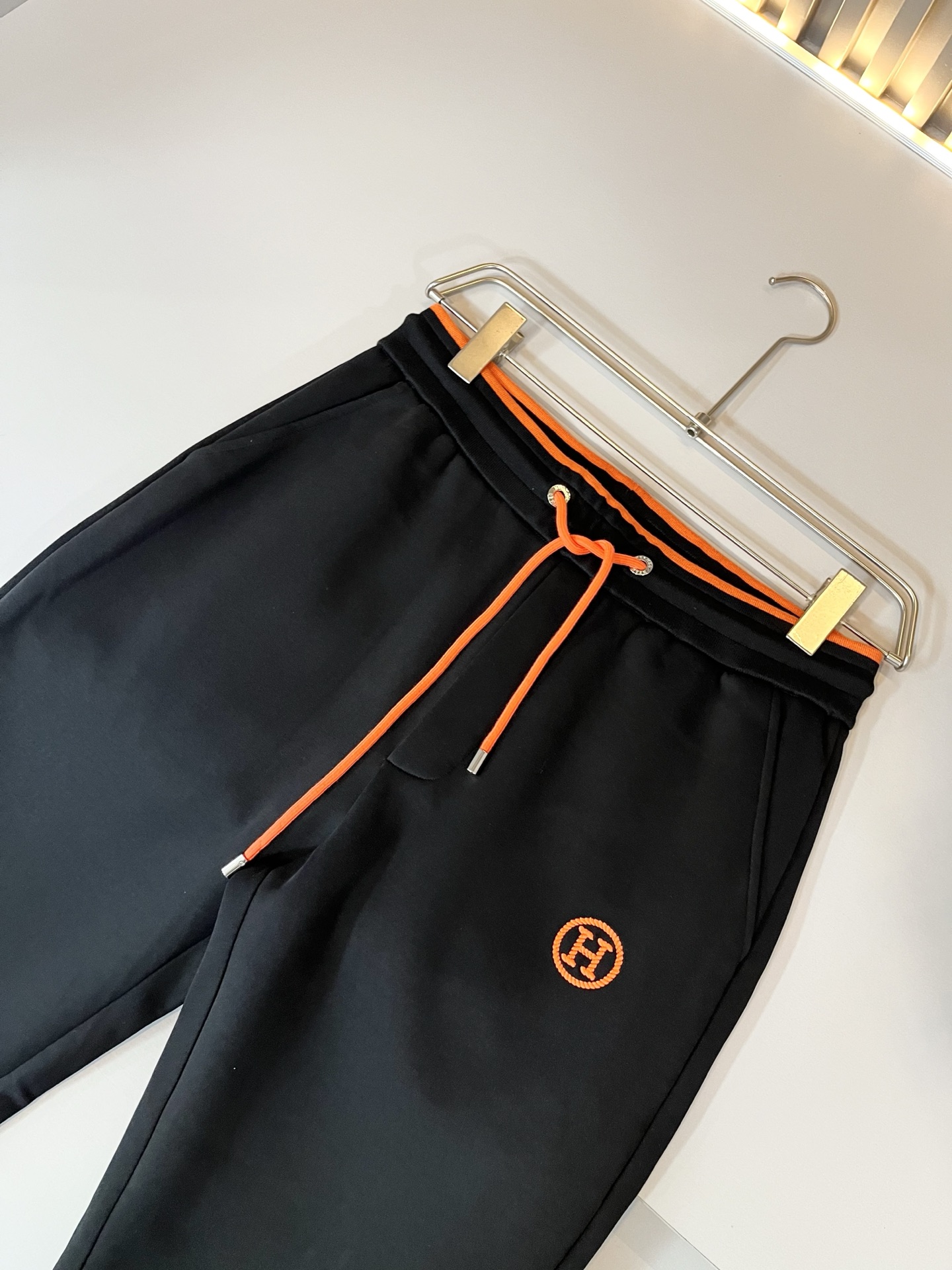 HERM*S爱*仕 2025秋冬男士高端休闲套装，海外贸易公司渠道订单 ！上海恒隆店在售！高级、简约，工