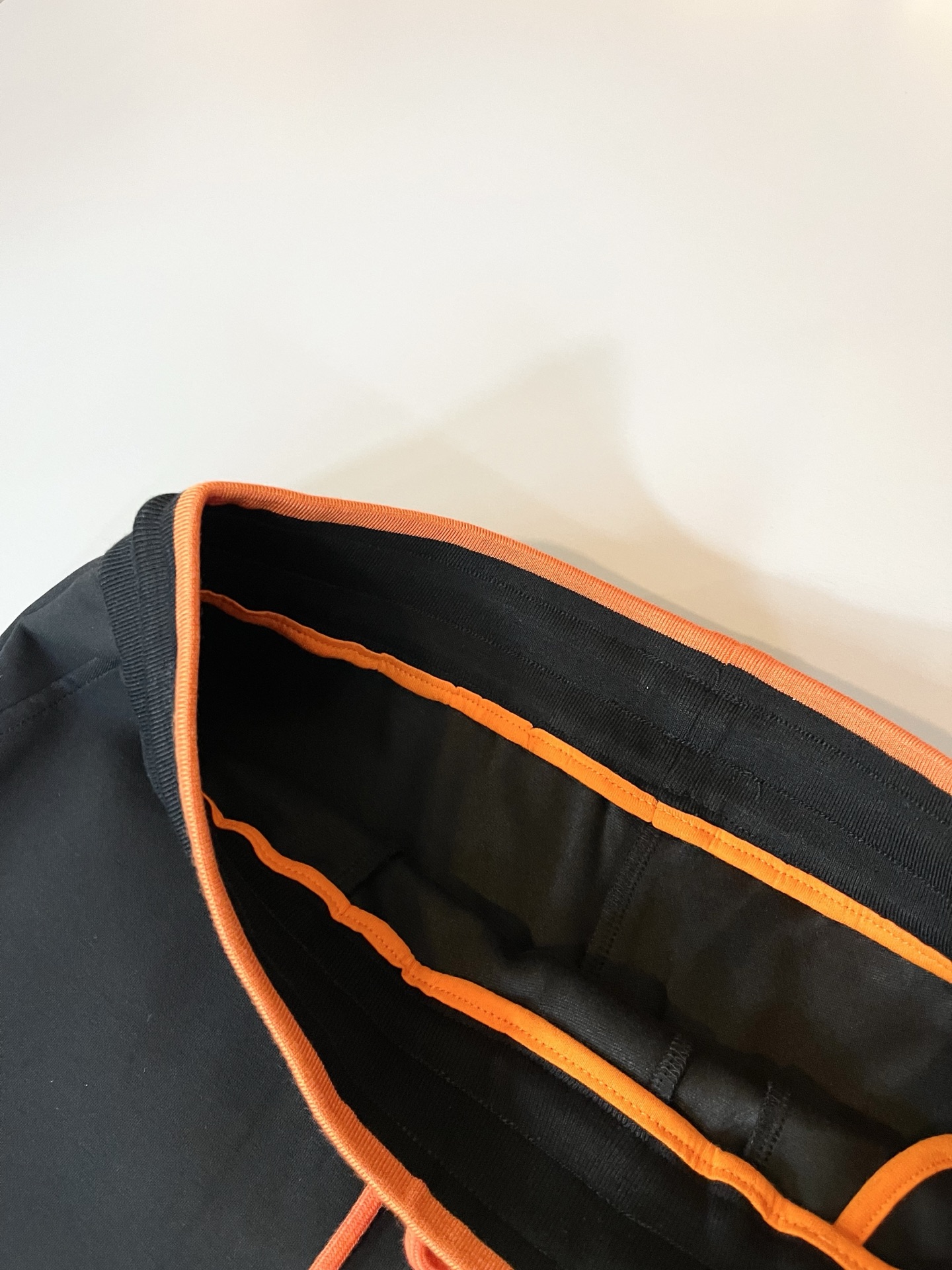 HERM*S爱*仕 2025秋冬男士高端休闲套装，海外贸易公司渠道订单 ！上海恒隆店在售！高级、简约，工