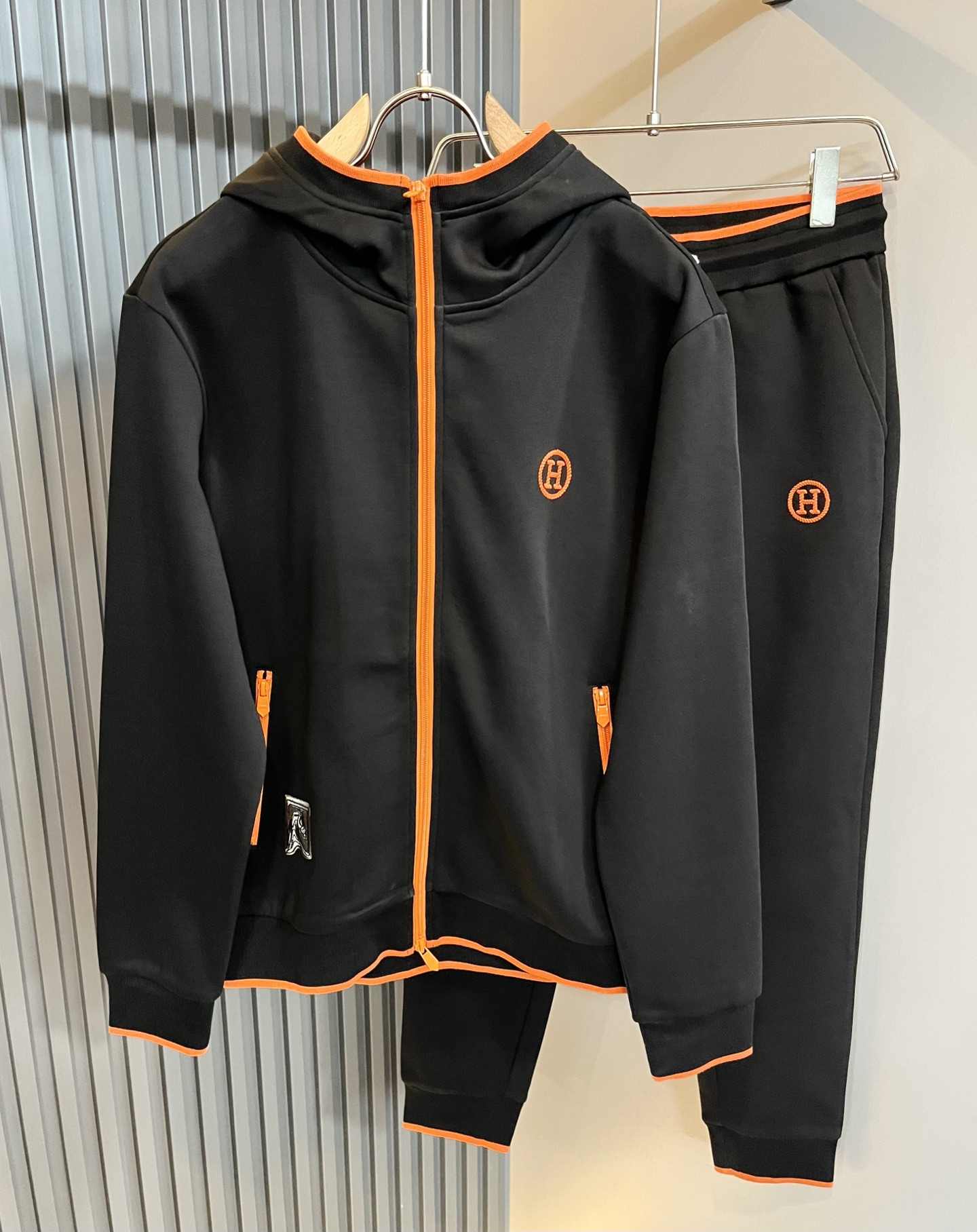 HERM*S爱*仕 2025秋冬男士高端休闲套装，海外贸易公司渠道订单 ！上海恒隆店在售！高级、简约，工