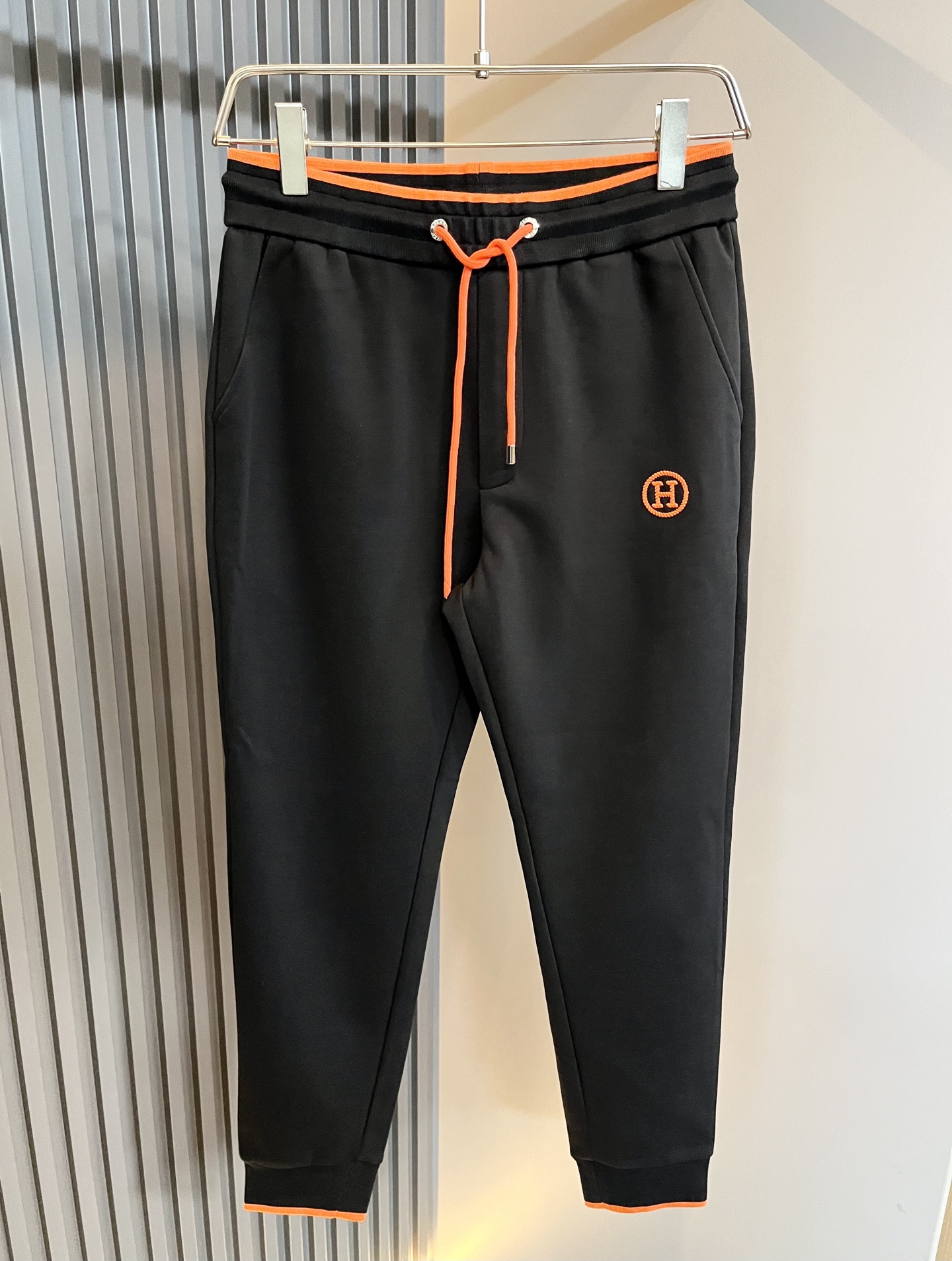 HERM*S爱*仕 2025秋冬男士高端休闲套装，海外贸易公司渠道订单 ！上海恒隆店在售！高级、简约，工