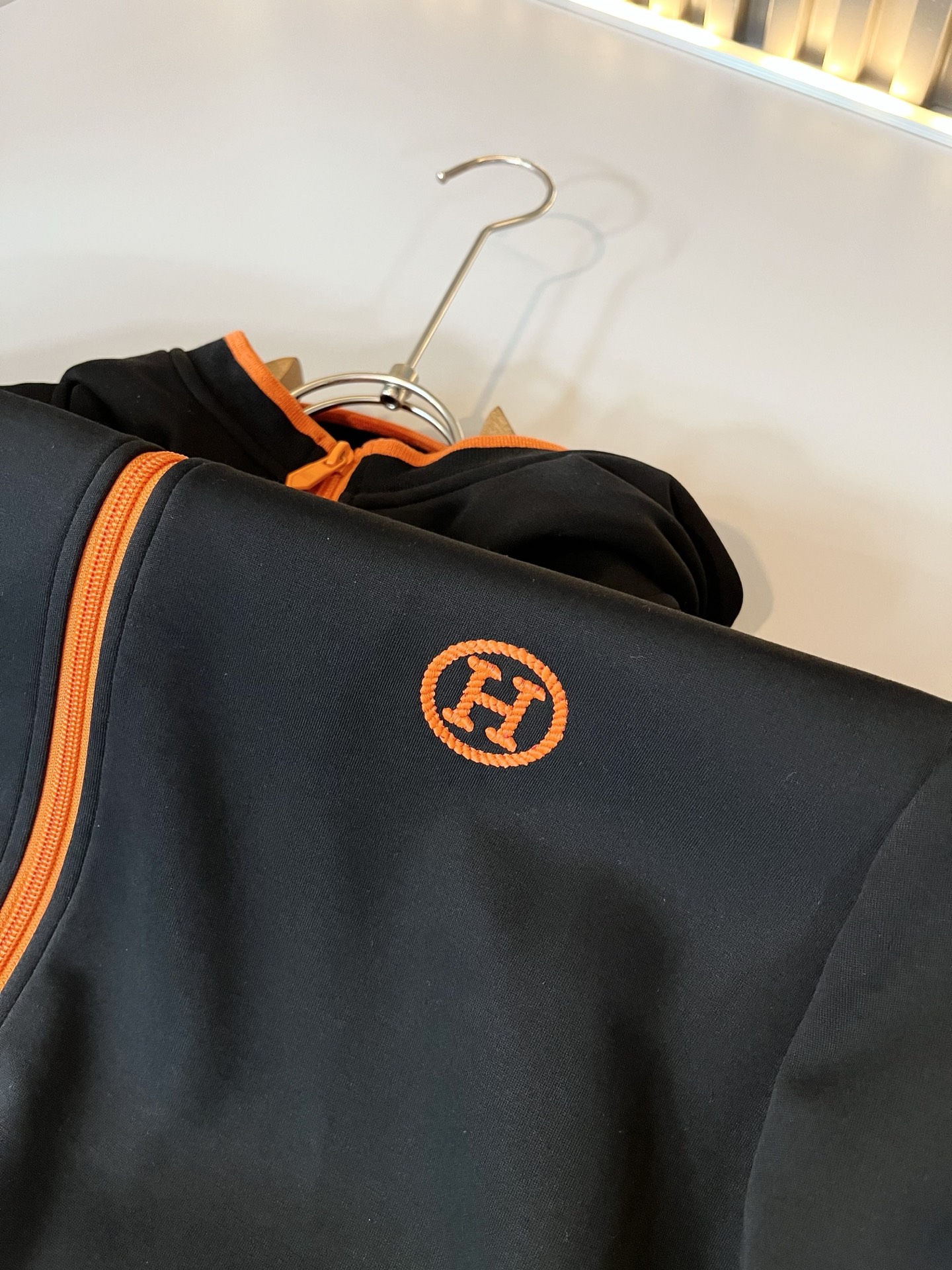 HERM*S爱*仕 2025秋冬男士高端休闲套装，海外贸易公司渠道订单 ！上海恒隆店在售！高级、简约，工